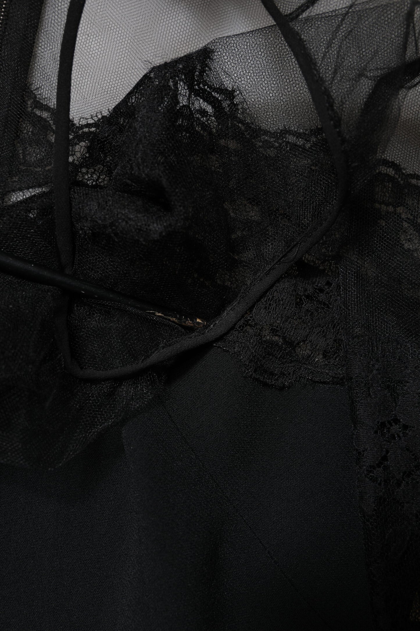 Dolce &amp; Gabbana – Schwarzes Etui-Midikleid aus Nylontüll mit Spitzenbesatz