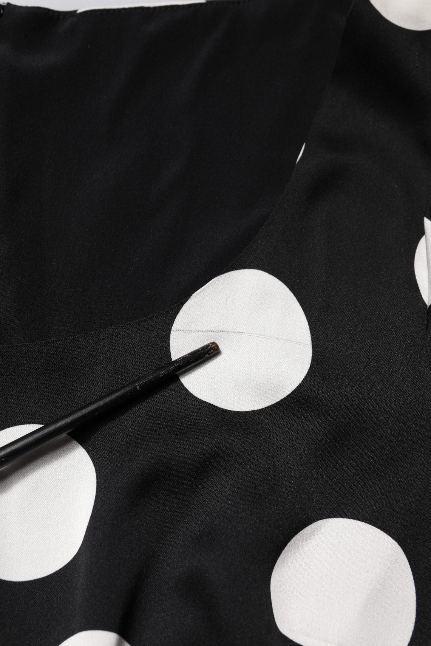 Dolce &amp; Gabbana – Etui-Midikleid mit schwarzen und weißen Punkten