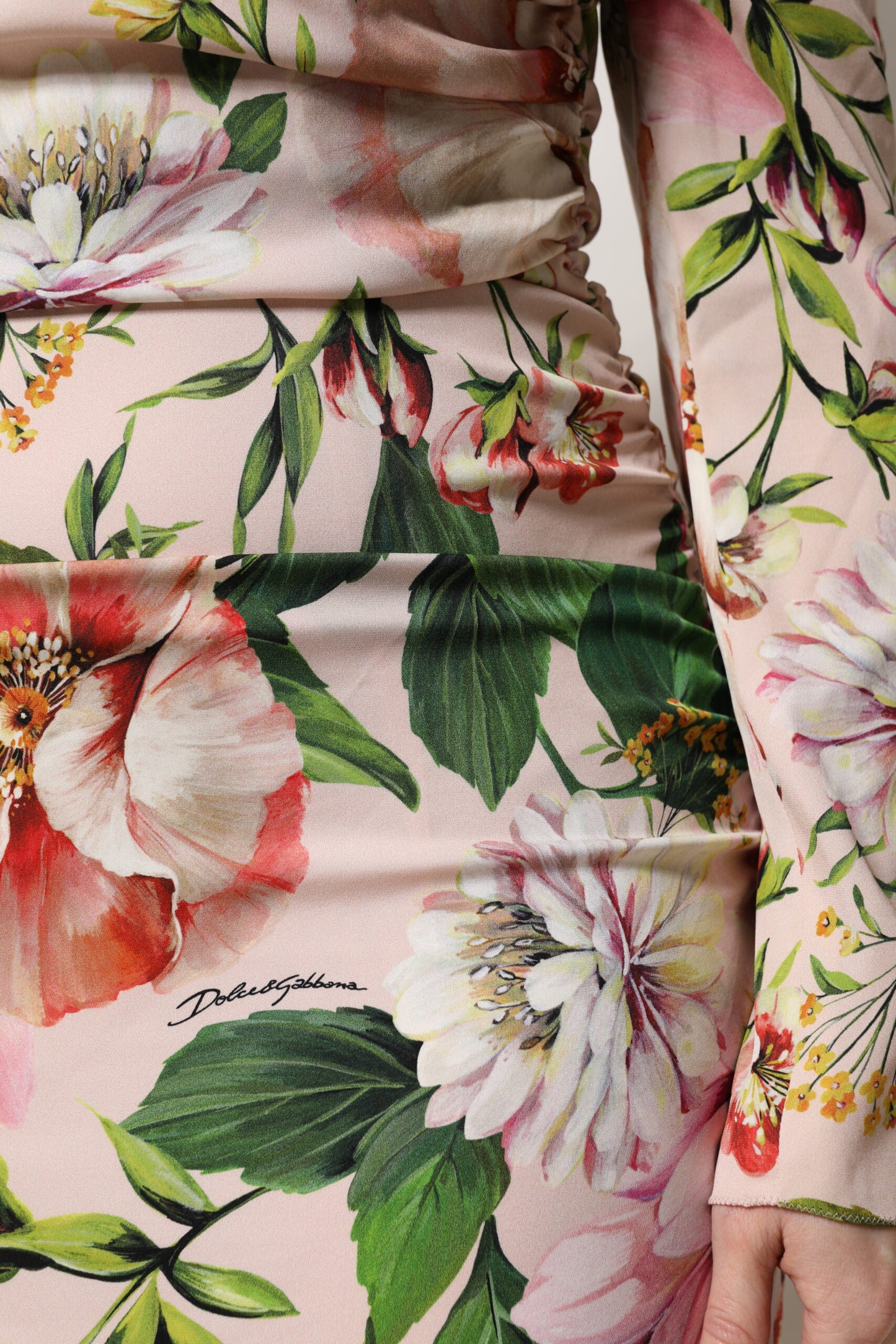 Dolce &amp; Gabbana – Figurbetontes Midikleid aus Seide mit Blumenmuster in Rosa