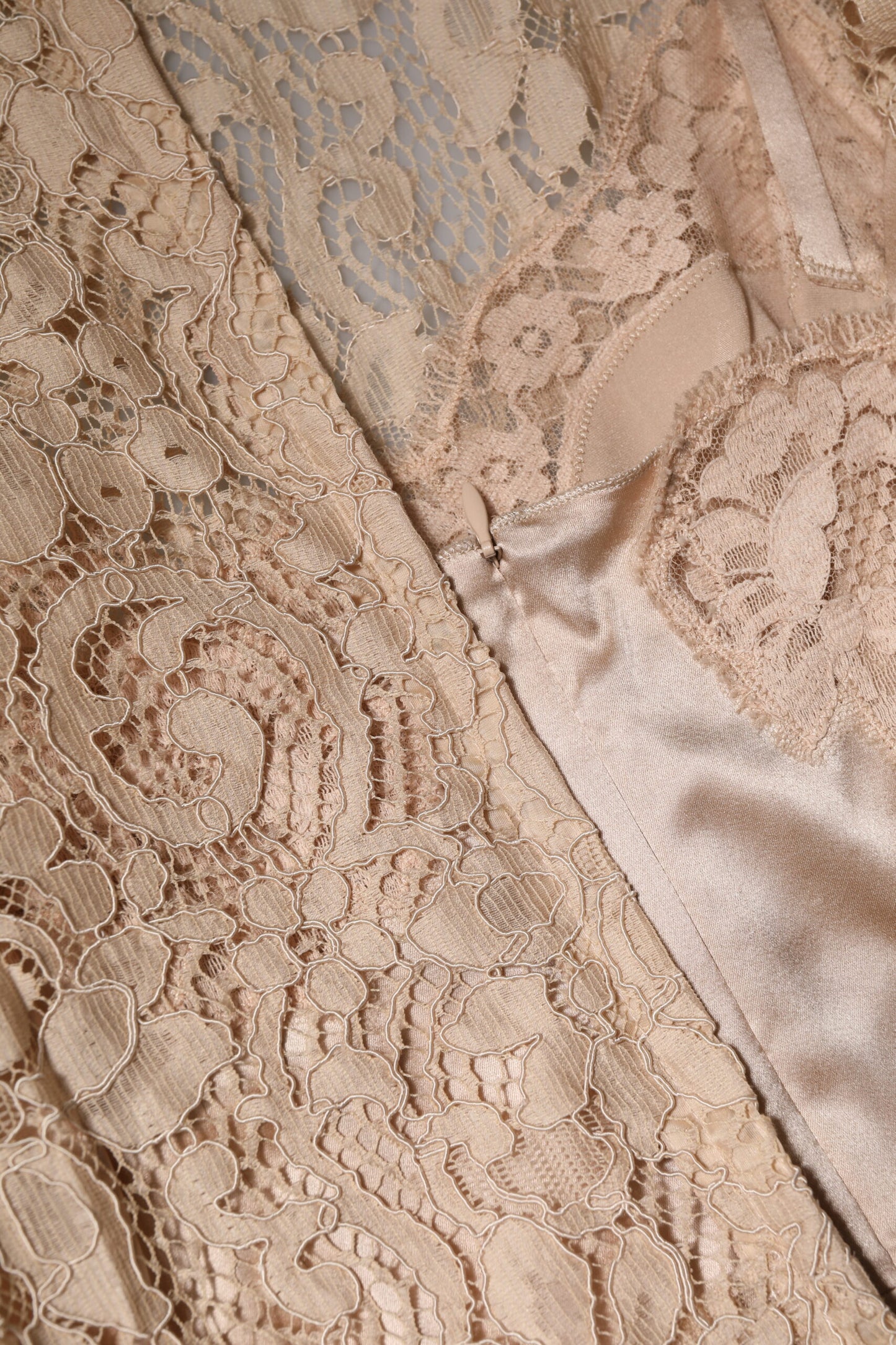 Dolce &amp; Gabbana Beiges ärmelloses Etuikleid aus floraler Spitze