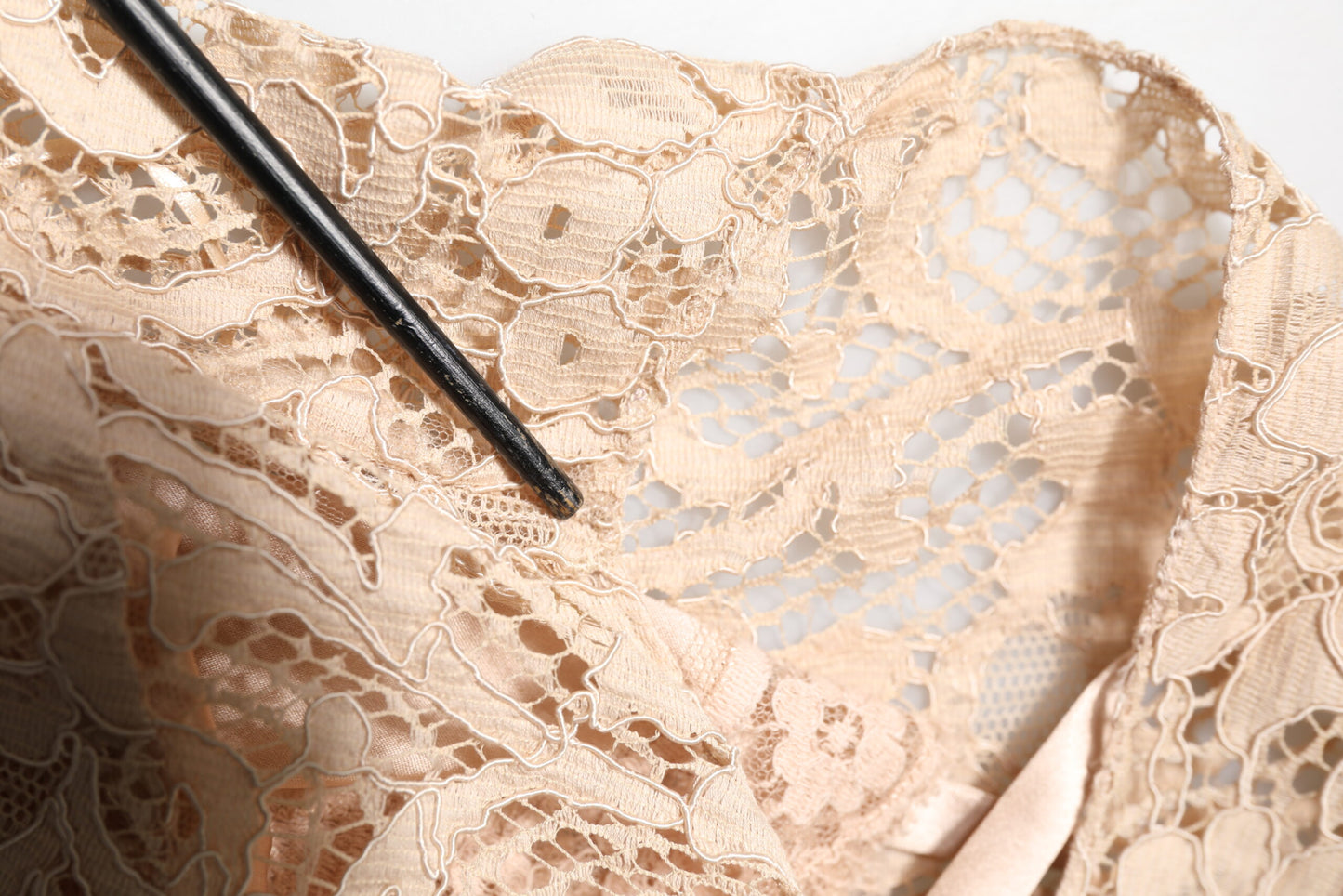 Dolce &amp; Gabbana Beiges ärmelloses Etuikleid aus floraler Spitze