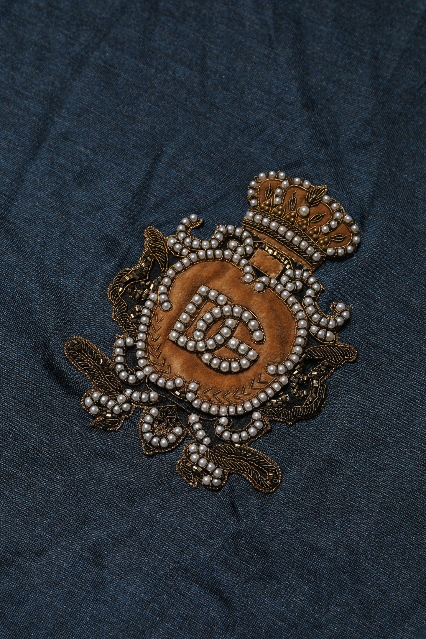 Dolce &amp; Gabbana – Dunkelblaues Seiden-T-Shirt mit Logo-Patch und Rundhalsausschnitt