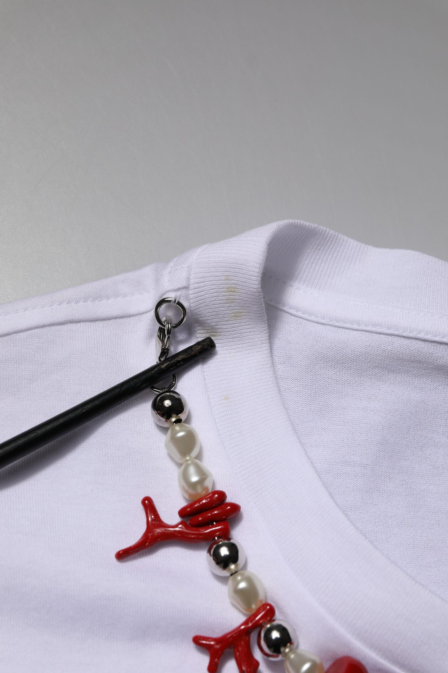 Dolce &amp; Gabbana – Weißes, verziertes Baumwoll-T-Shirt mit Rundhalsausschnitt