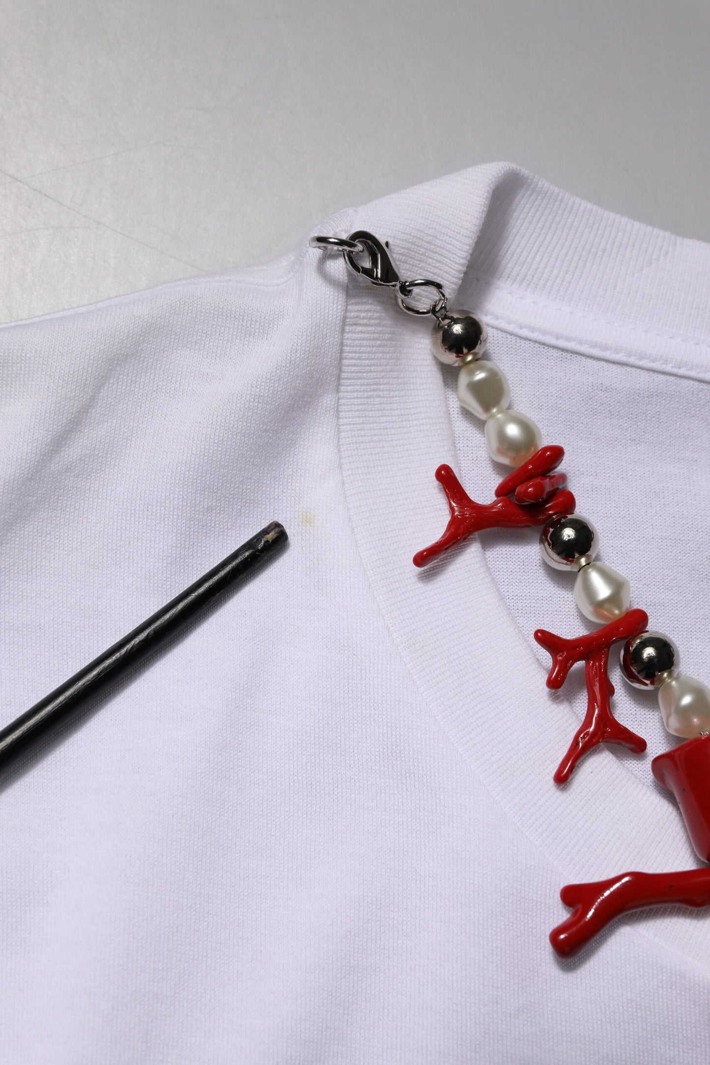 Dolce &amp; Gabbana – Weißes, verziertes Baumwoll-T-Shirt mit Rundhalsausschnitt