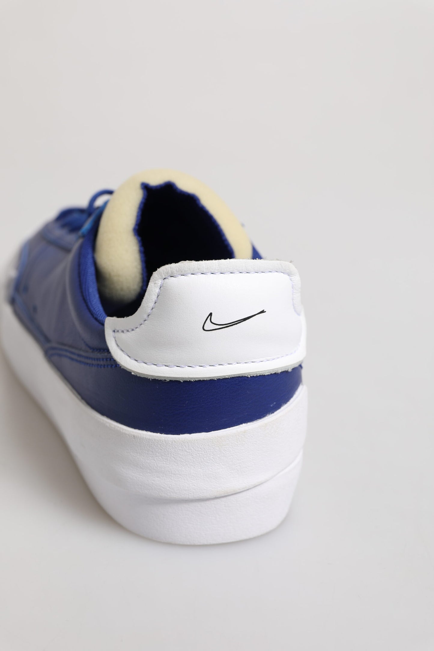Nike – Drop-Type PRM – Niedrige Schnürschuhe in Weiß und Blau