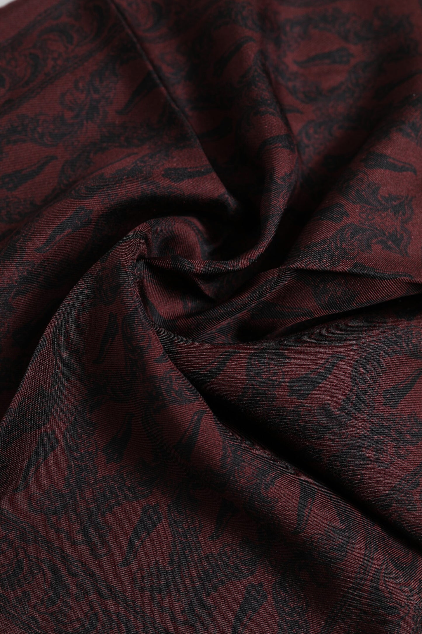Dolce &amp; Gabbana Kastanienbrauner, schwarz bedruckter quadratischer Foulard-Schal für Herren
