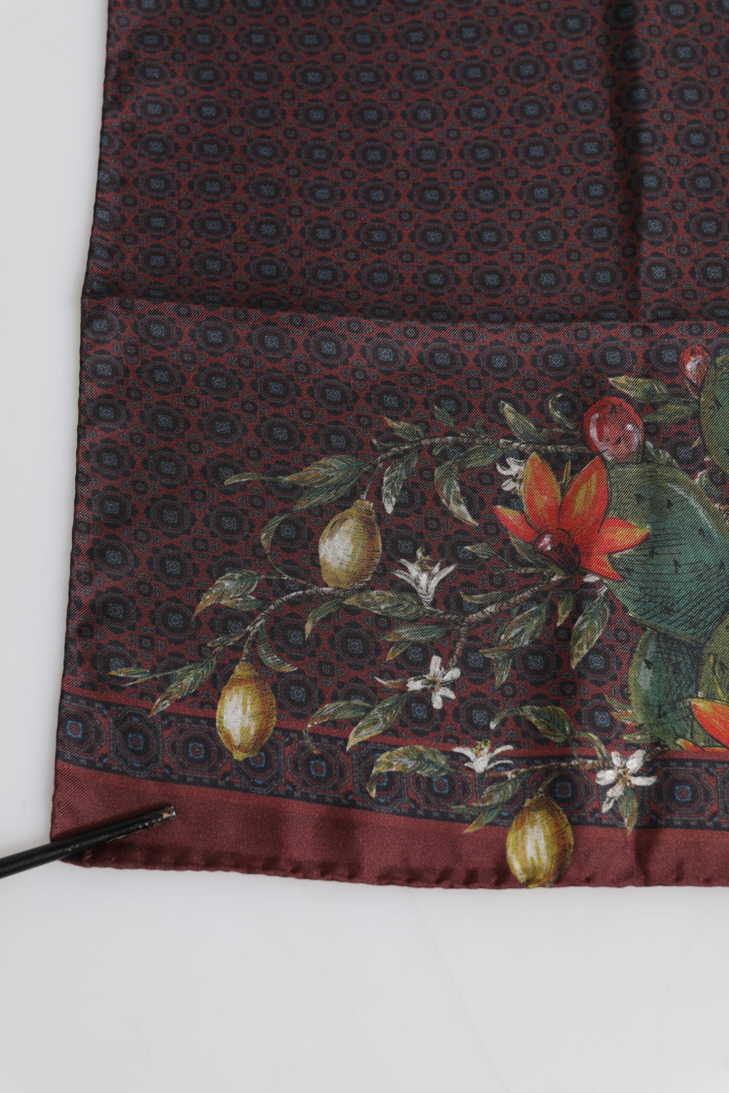 Dolce &amp; Gabbana Brauner quadratischer Foulard-Schal mit Pfauenmuster