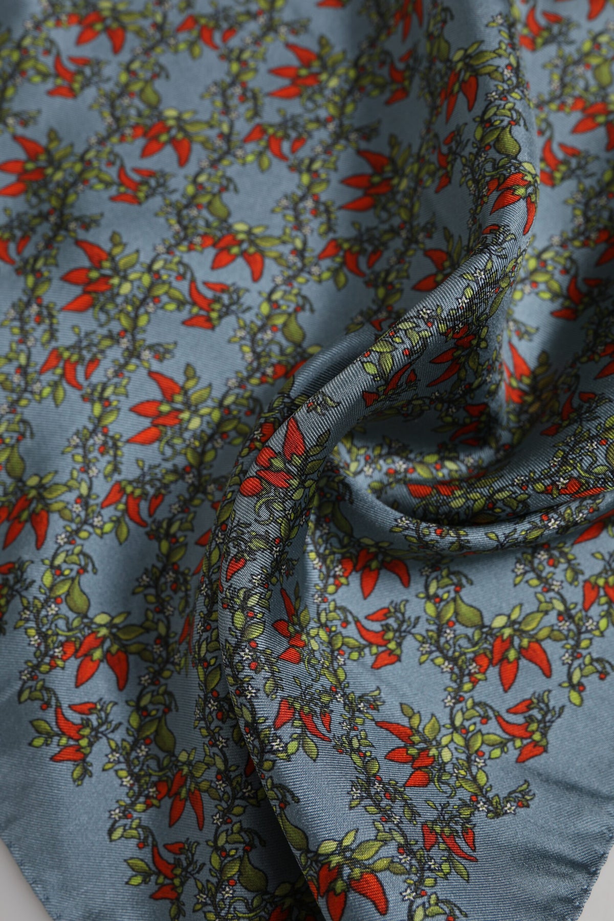 Dolce &amp; Gabbana Grauer Chilis Seidenschal für Herren