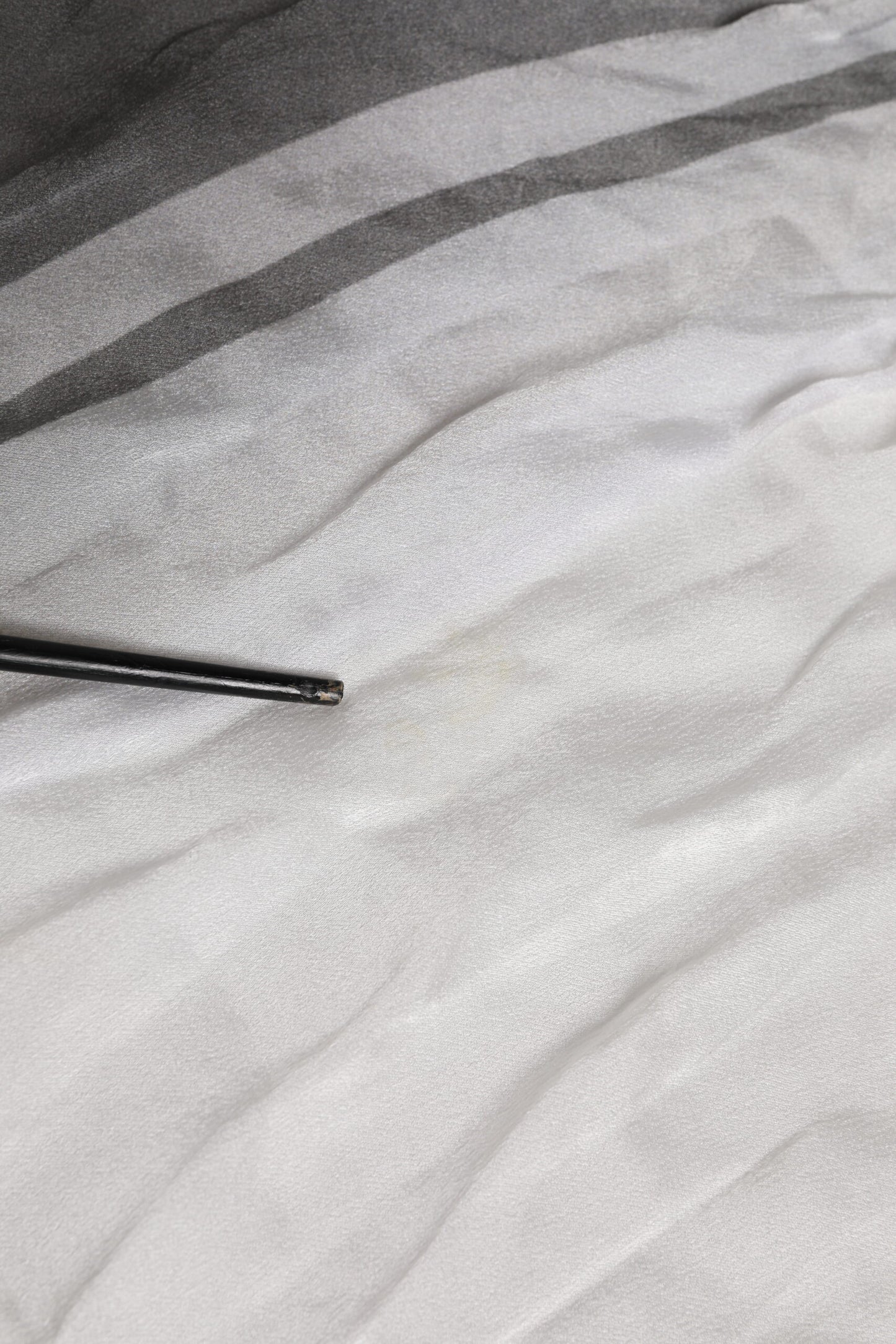 Dolce &amp; Gabbana – Weiß-schwarzer Seiden-Wickelschal