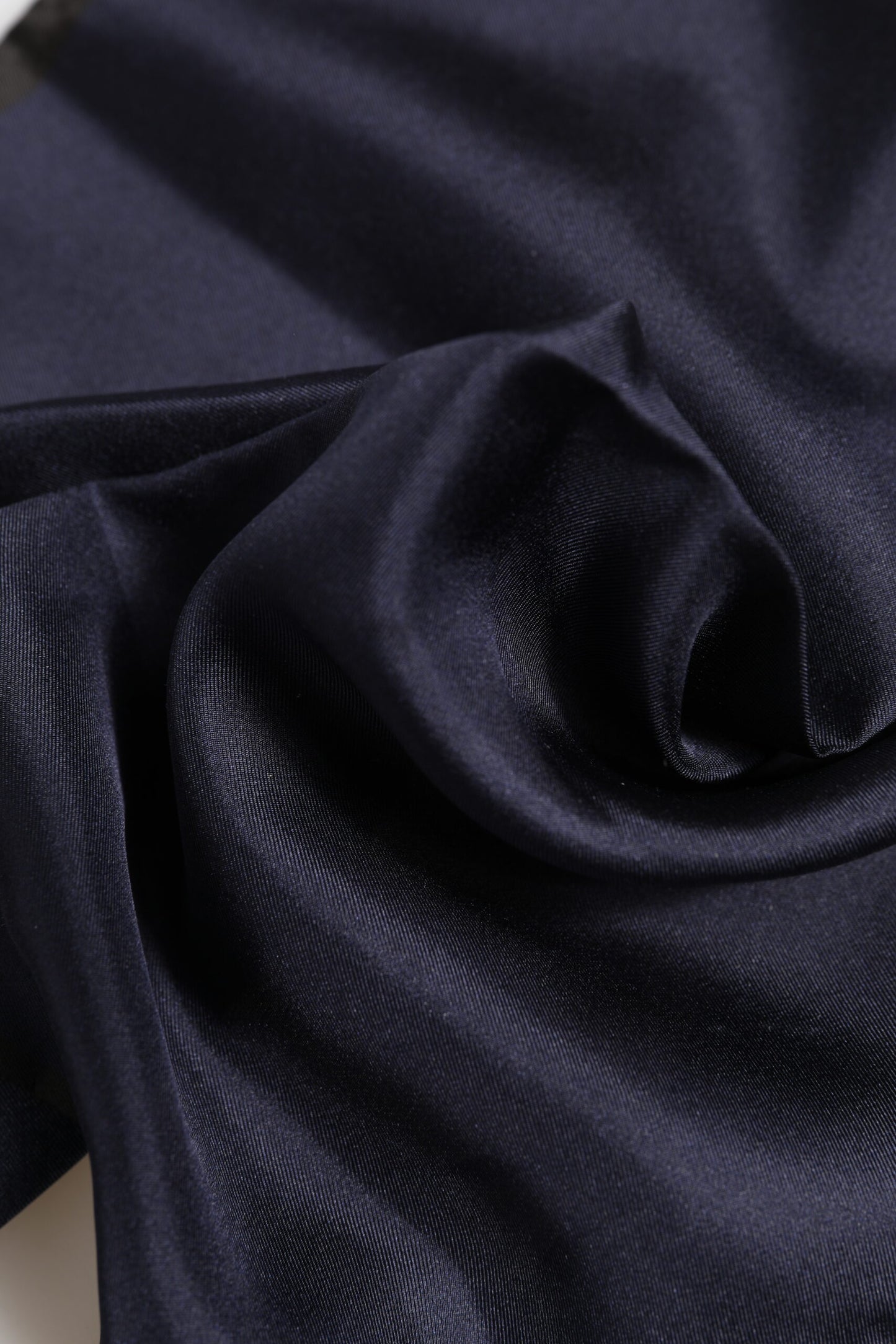 Dolce &amp; Gabbana Blauer quadratischer Foulard aus Seide mit DG-Krone für Herren