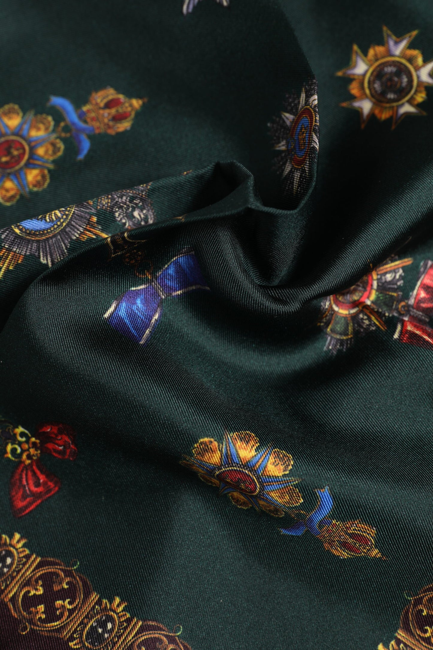 Dolce &amp; Gabbana – Quadratischer Foulard aus Seide mit grünen Medaillen