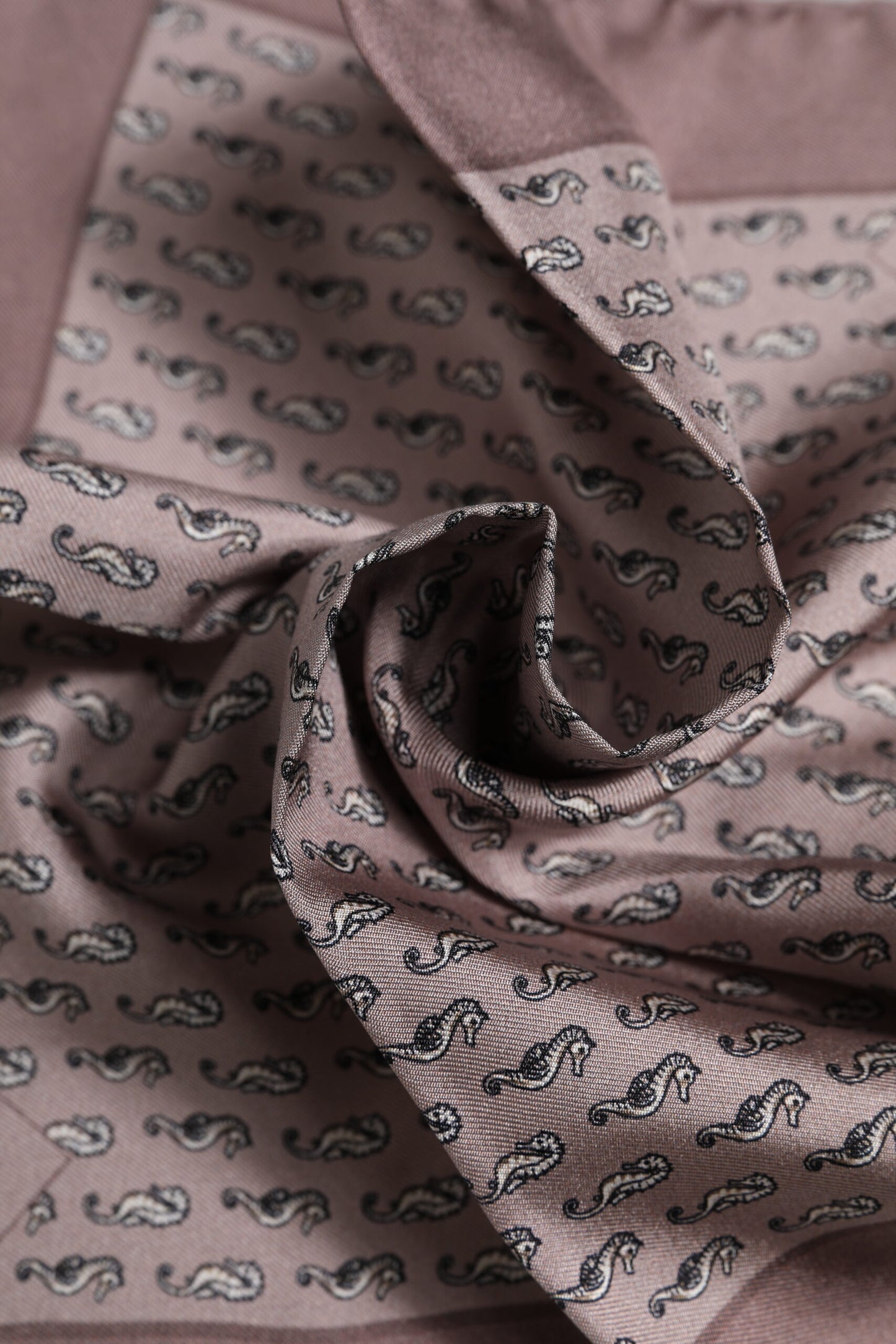 Dolce &amp; Gabbana – Quadratischer Foulard aus Seide mit Seepferdchenmuster in Braun