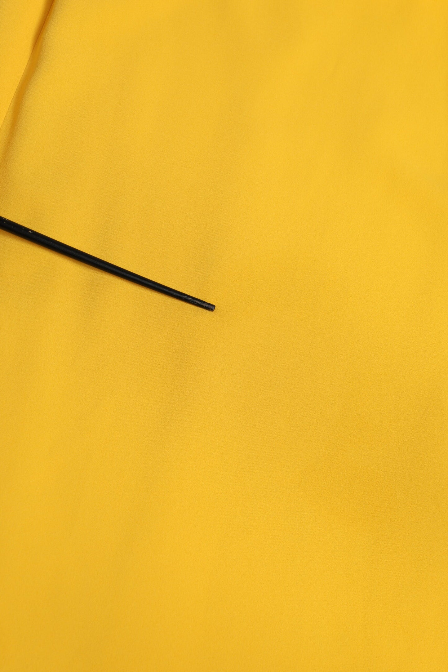 Dolce &amp; Gabbana – Gelbes Etuikleid mit One-Shoulder-Träger und seitlichem Schlitz