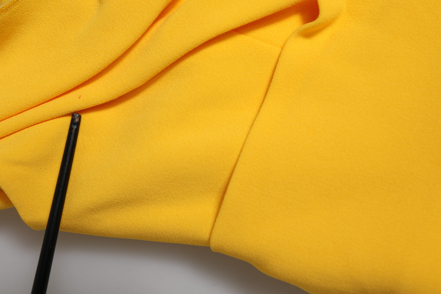 Dolce &amp; Gabbana – Gelbes Etuikleid mit One-Shoulder-Träger und seitlichem Schlitz