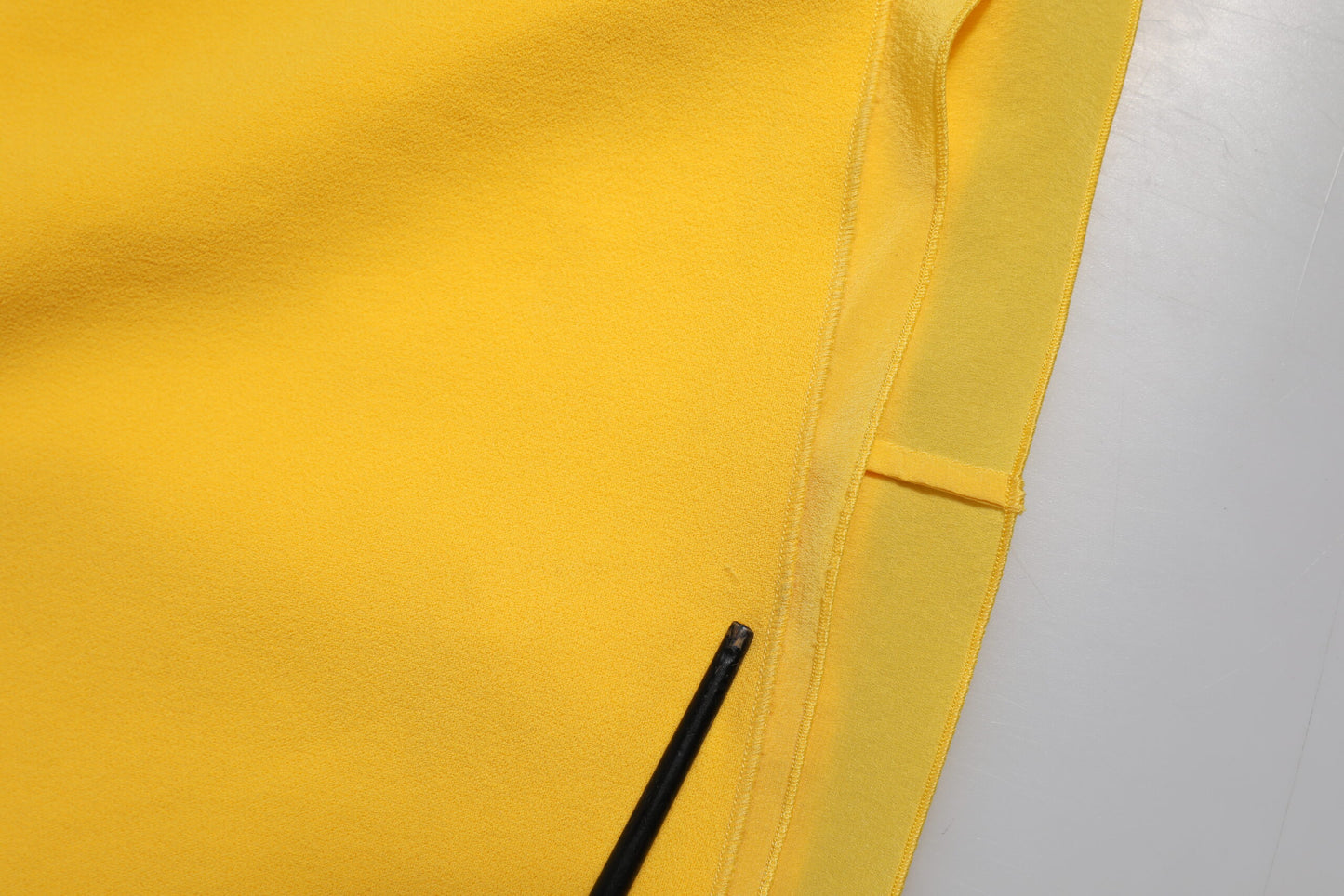 Dolce &amp; Gabbana – Gelbes Etuikleid mit One-Shoulder-Träger und seitlichem Schlitz