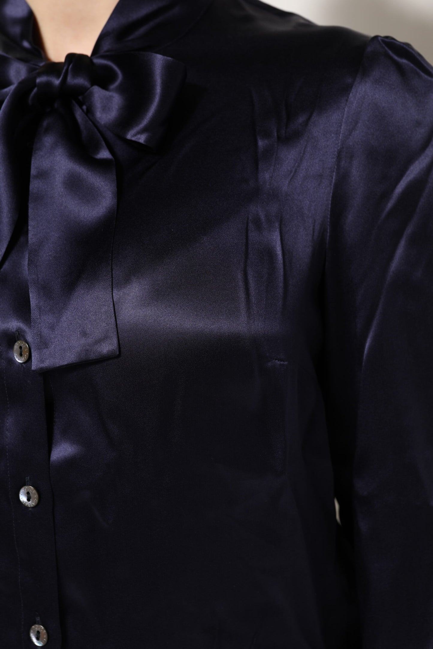 Dolce &amp; Gabbana – Blusentop aus Seide mit Ascot-Kragen in Dunkelviolett