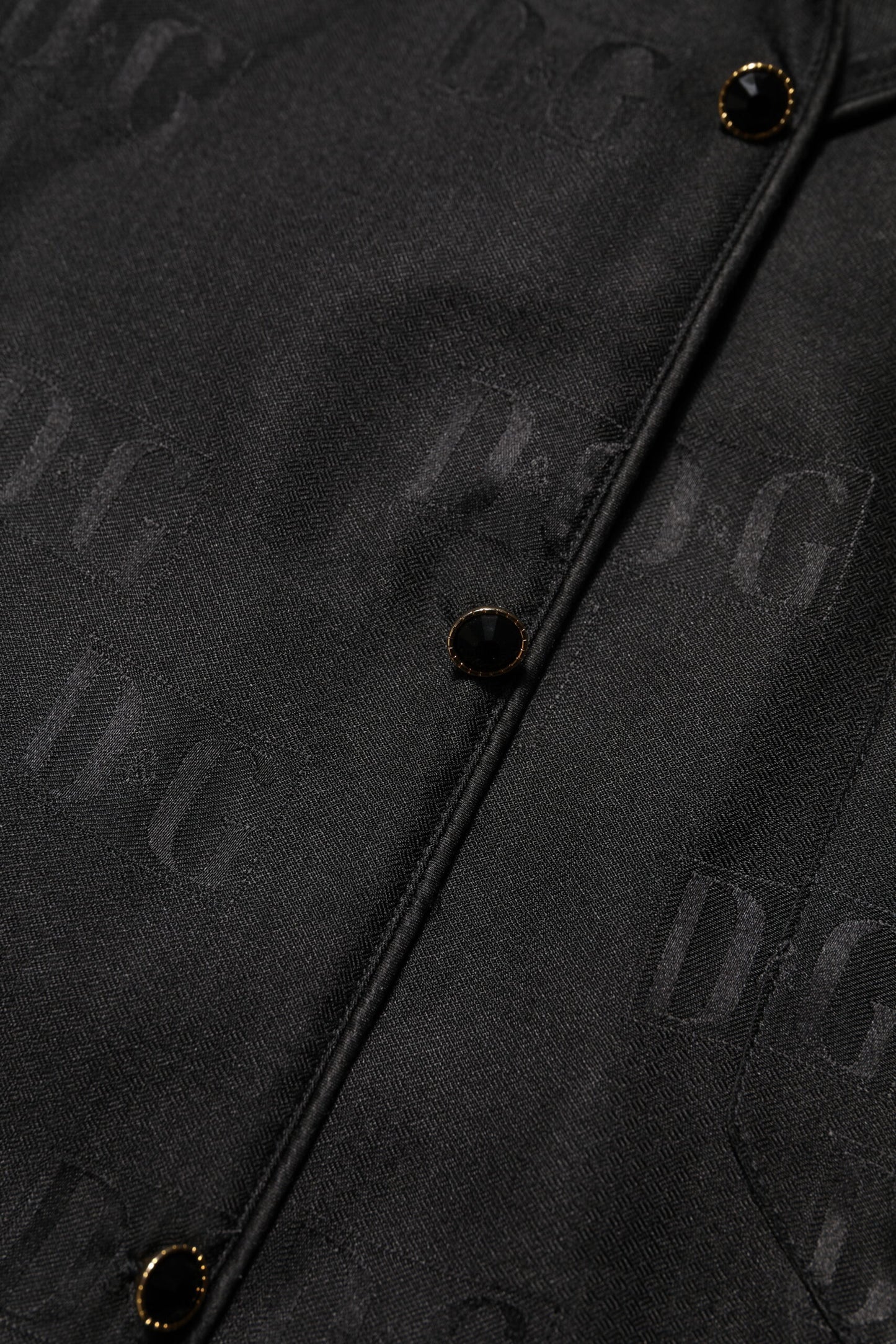 Dolce &amp; Gabbana – Schwarzes Seidenoberteil mit DG-Stickerei und langen Ärmeln