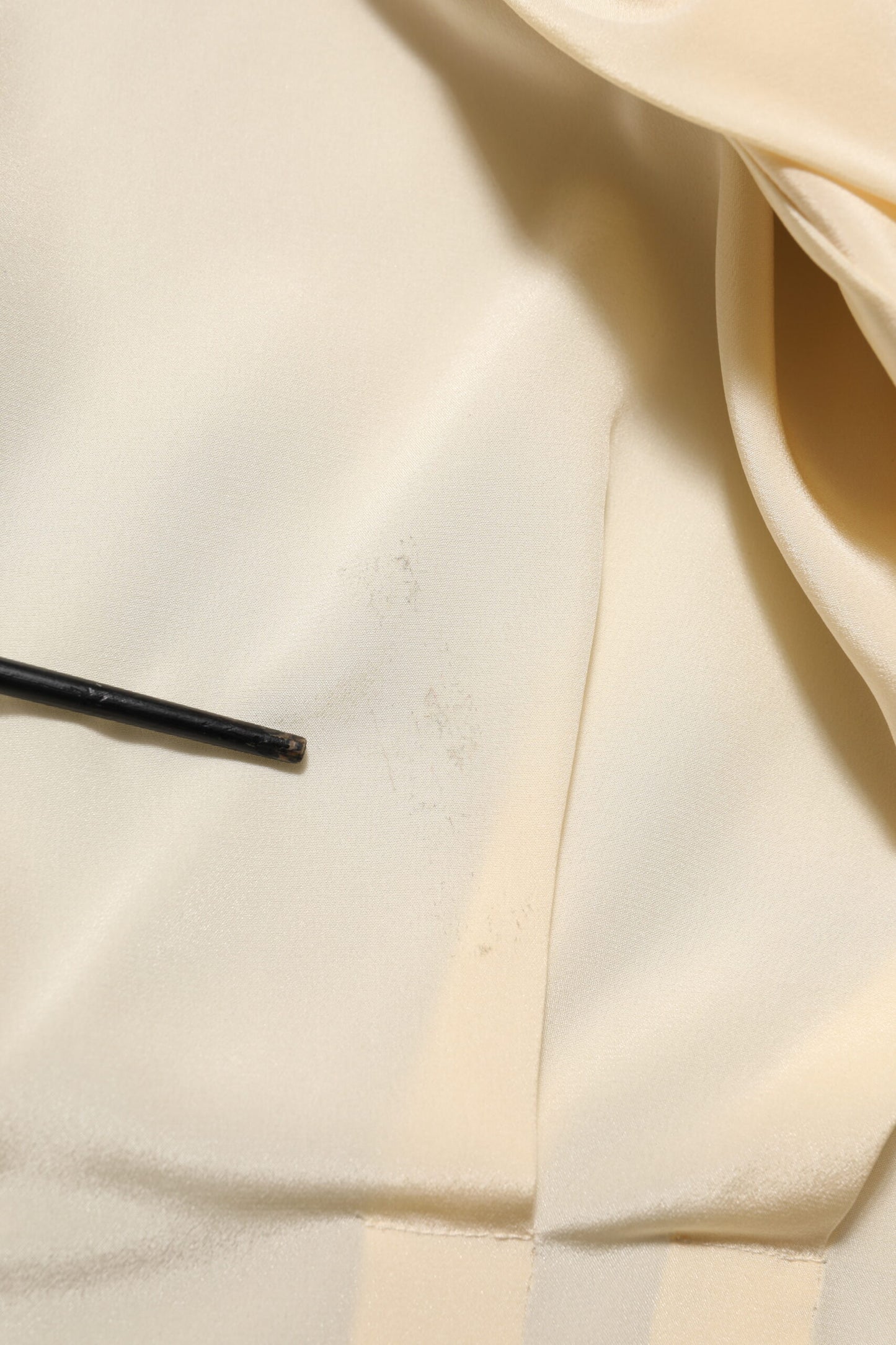 Dolce &amp; Gabbana – Hellgelbes Blusenoberteil mit Ascot-Kragen und Knöpfen