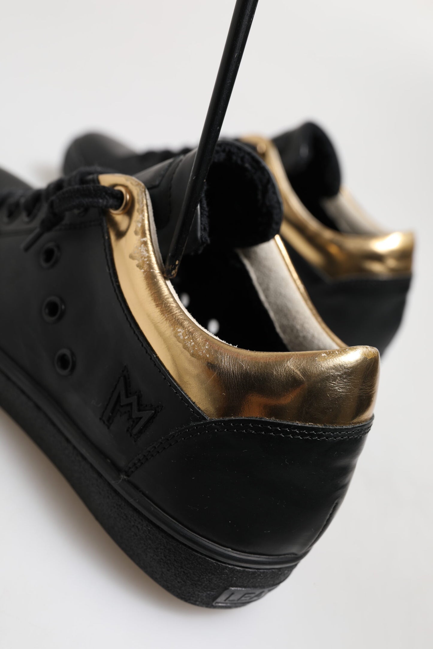 Leather Crown Schwarz Gold Schnürschuhe Low Top Damen Sneakers