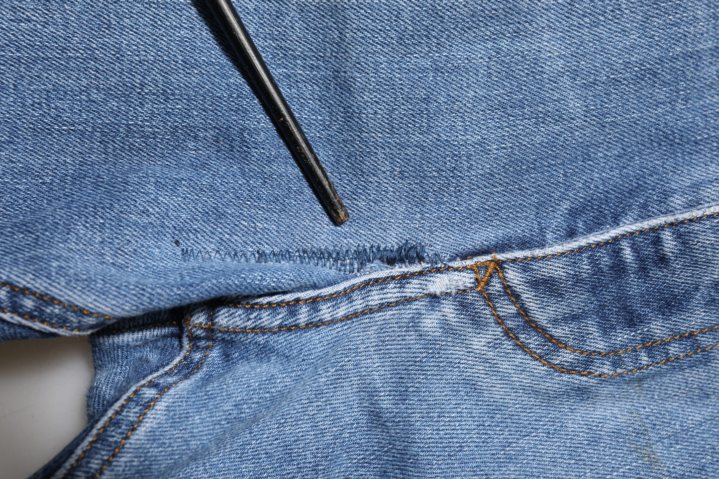 Dolce &amp; Gabbana – Blau verwaschene, zerfetzte Jeans mit Logo-Plakette