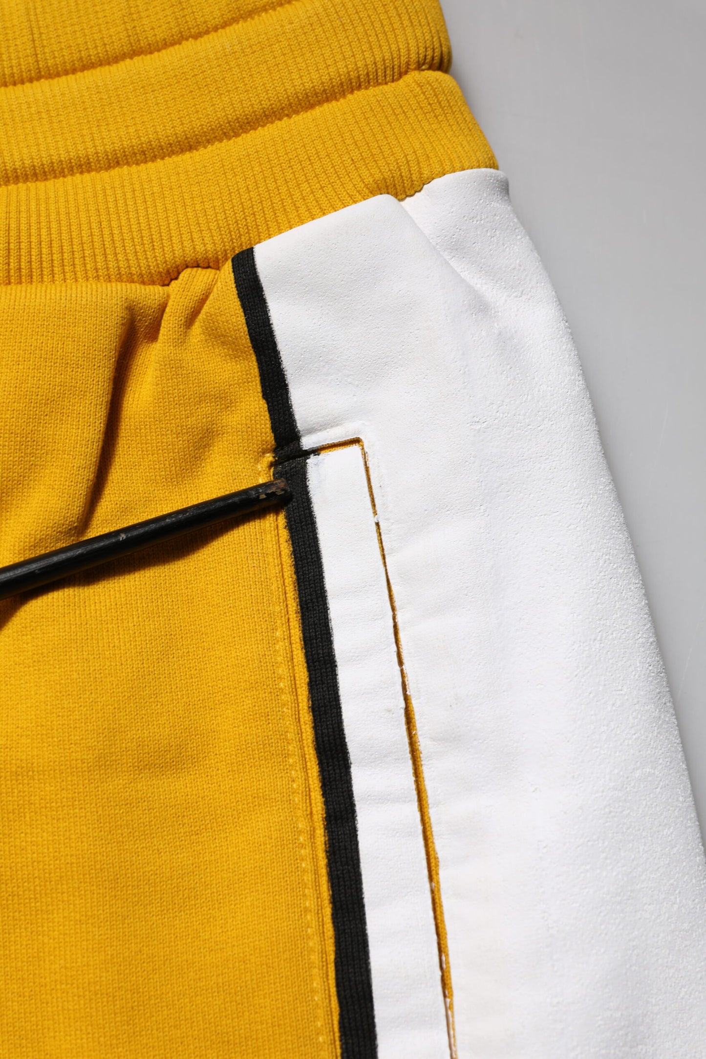 Dolce &amp; Gabbana – Gelbe Jogginghose mit Kordelzug und Print