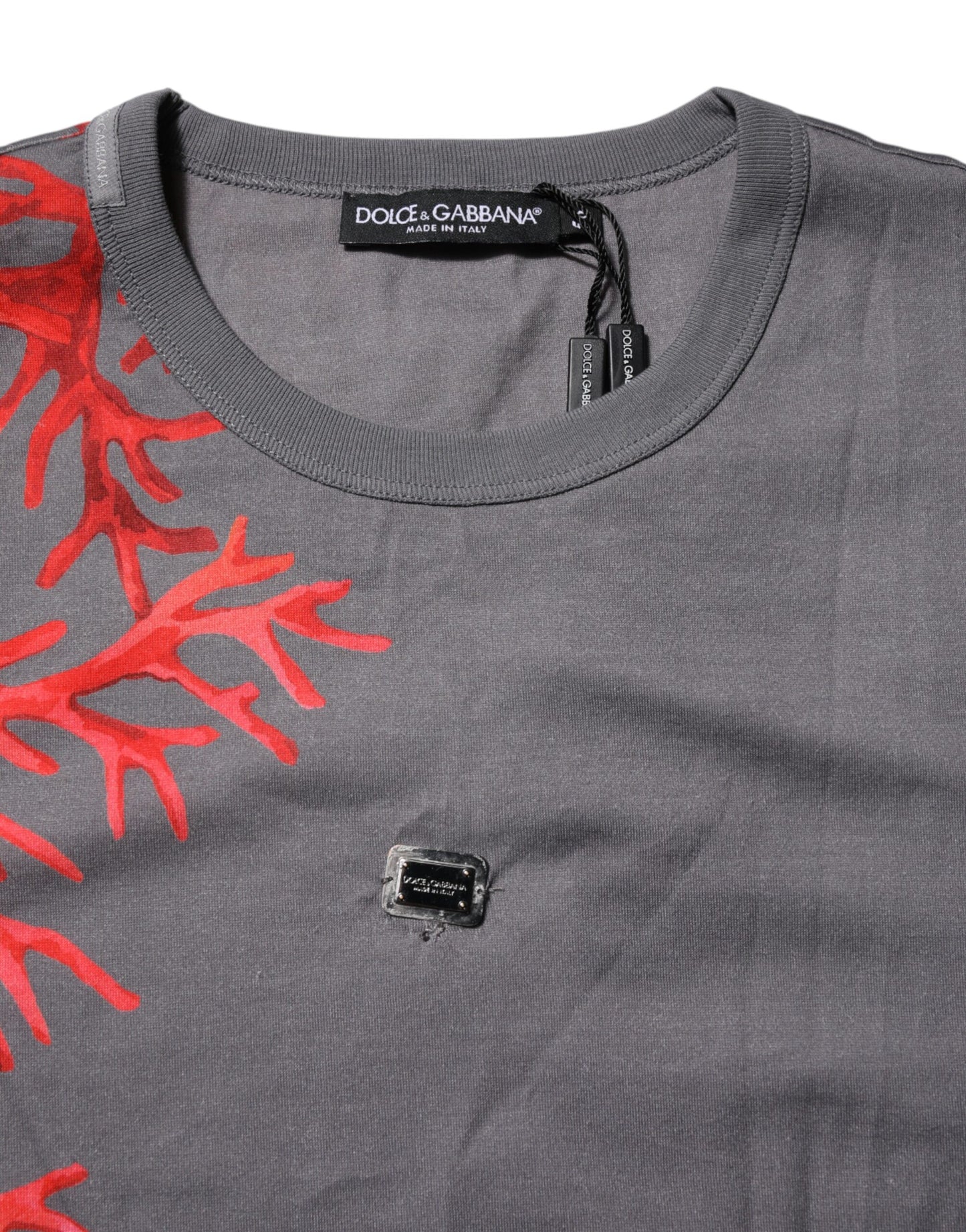 Dolce &amp; Gabbana – T-Shirt mit Logo-Plakette und Korallenprint aus grauer Baumwolle