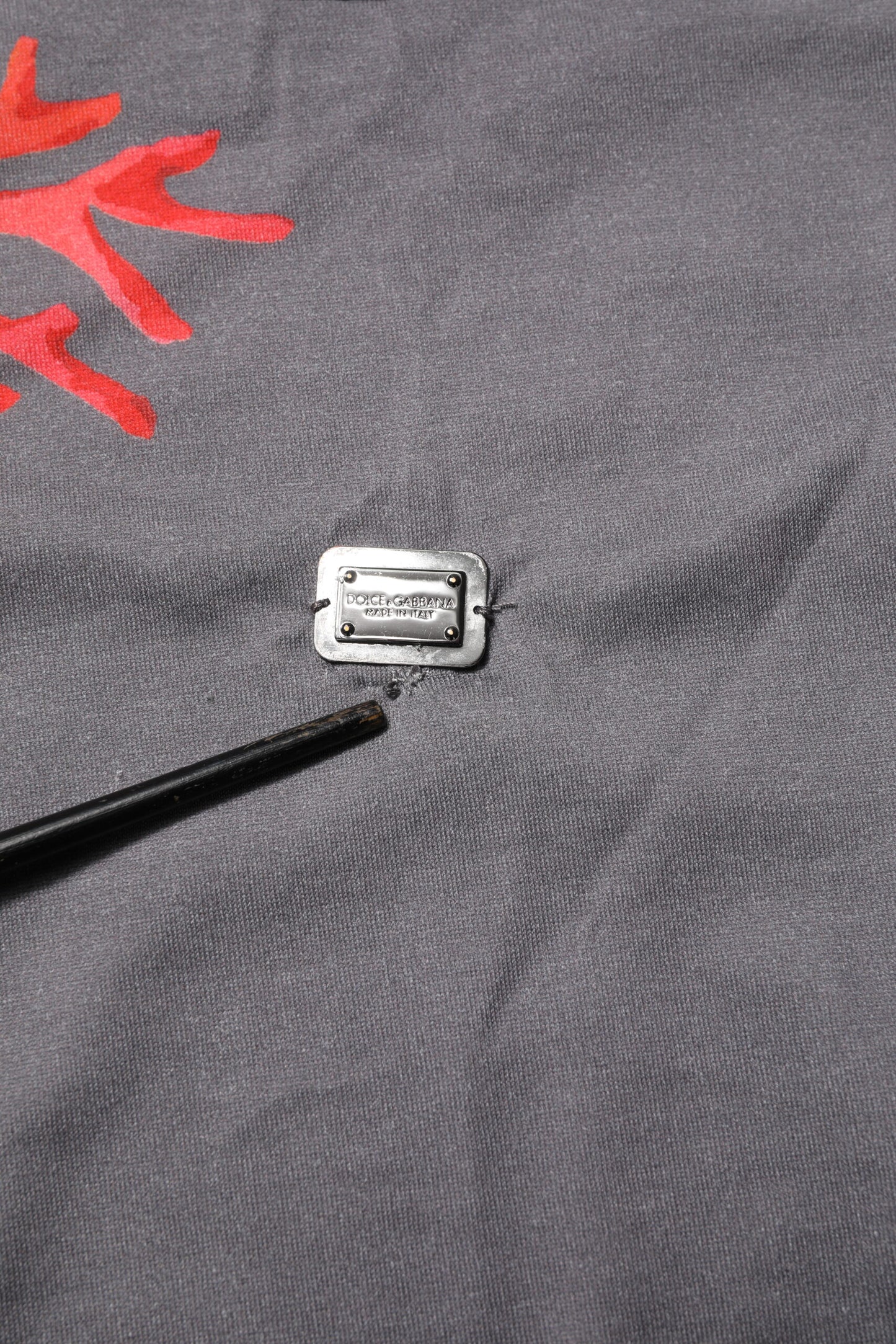 Dolce &amp; Gabbana – T-Shirt mit Logo-Plakette und Korallenprint aus grauer Baumwolle