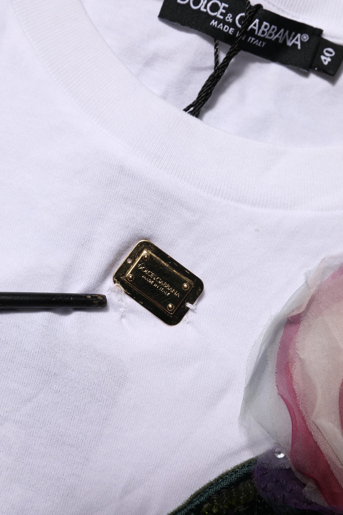 Dolce &amp; Gabbana – Kurzes T-Shirt mit Blumenspitze und DG-Details in Weiß
