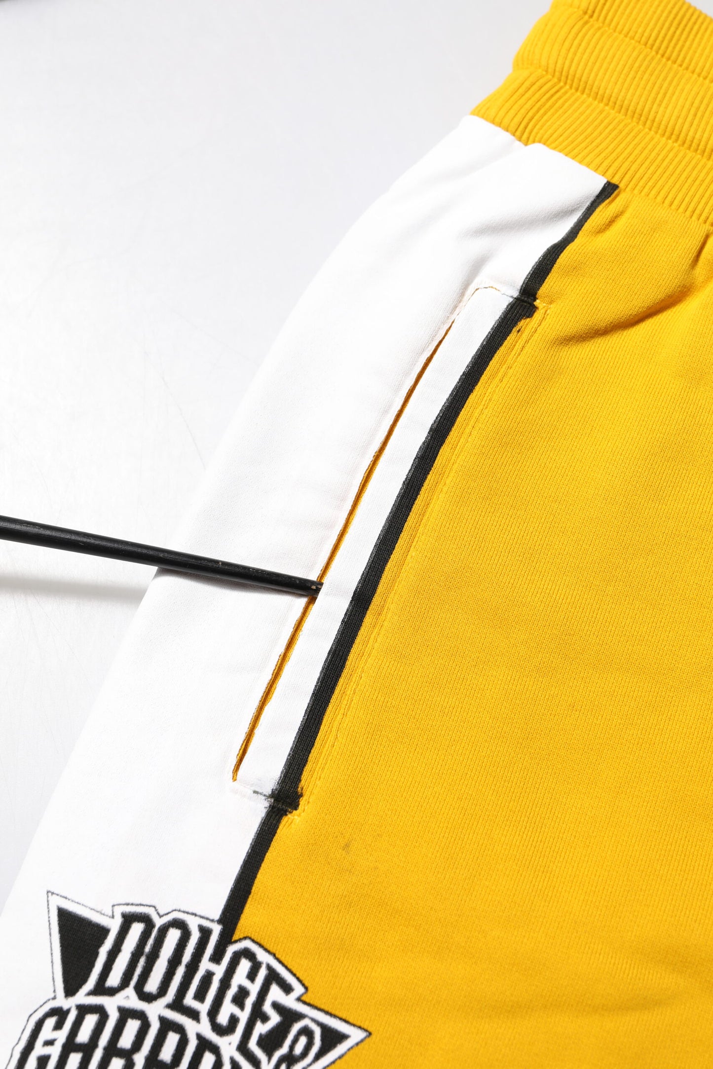 Dolce &amp; Gabbana – Jogginghose aus gelber Baumwolle mit Aufdruck