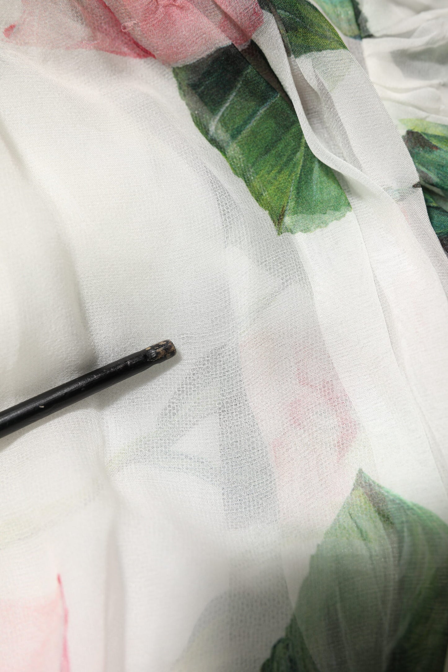 Dolce &amp; Gabbana – Langes Maxikleid aus Seide mit Blumenmuster und Rosen in Weiß