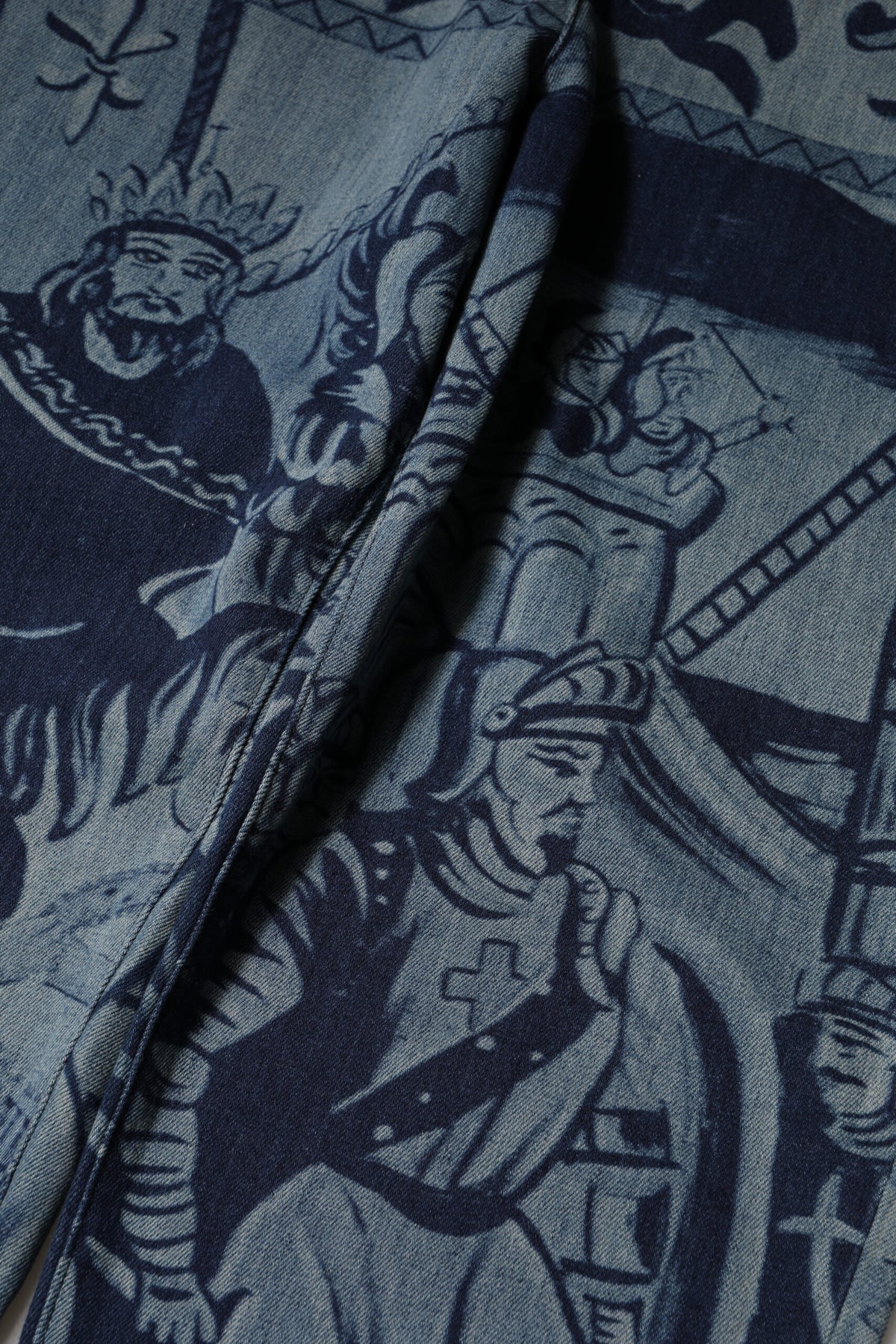 Dolce &amp; Gabbana – Blaue, konisch zulaufende Jeans aus Denim mit Grafikdruck 