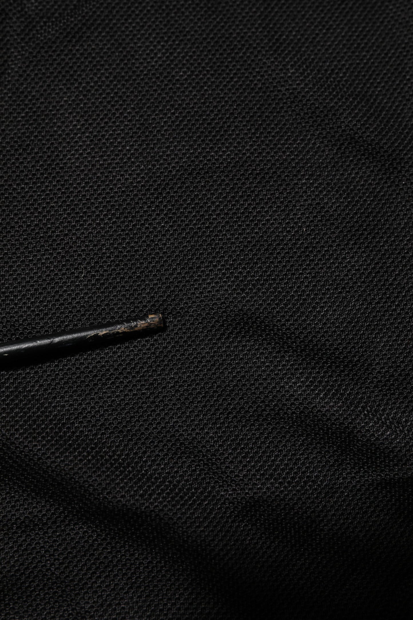 Dolce &amp; Gabbana Schwarzes DG-Poloshirt aus Seide mit V-Ausschnitt