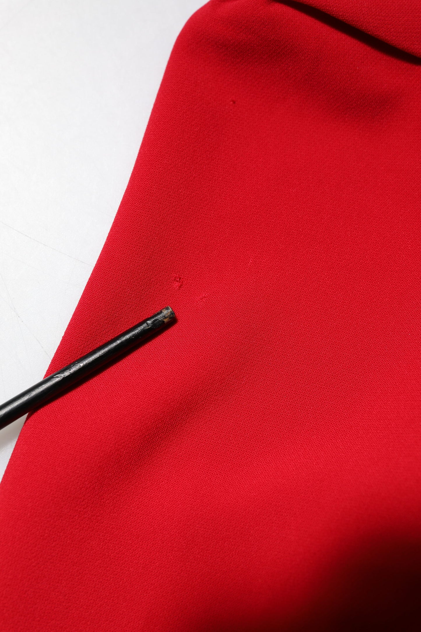 Armani Exchange – Rotes Etuikleid mit langen Ärmeln über dem Knie