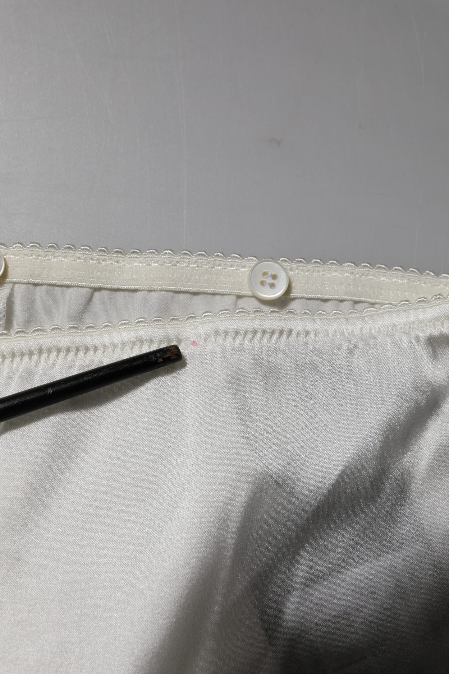 Dolce &amp; Gabbana – Konische Hose aus elfenbeinfarbener Seide mit hoher Taille