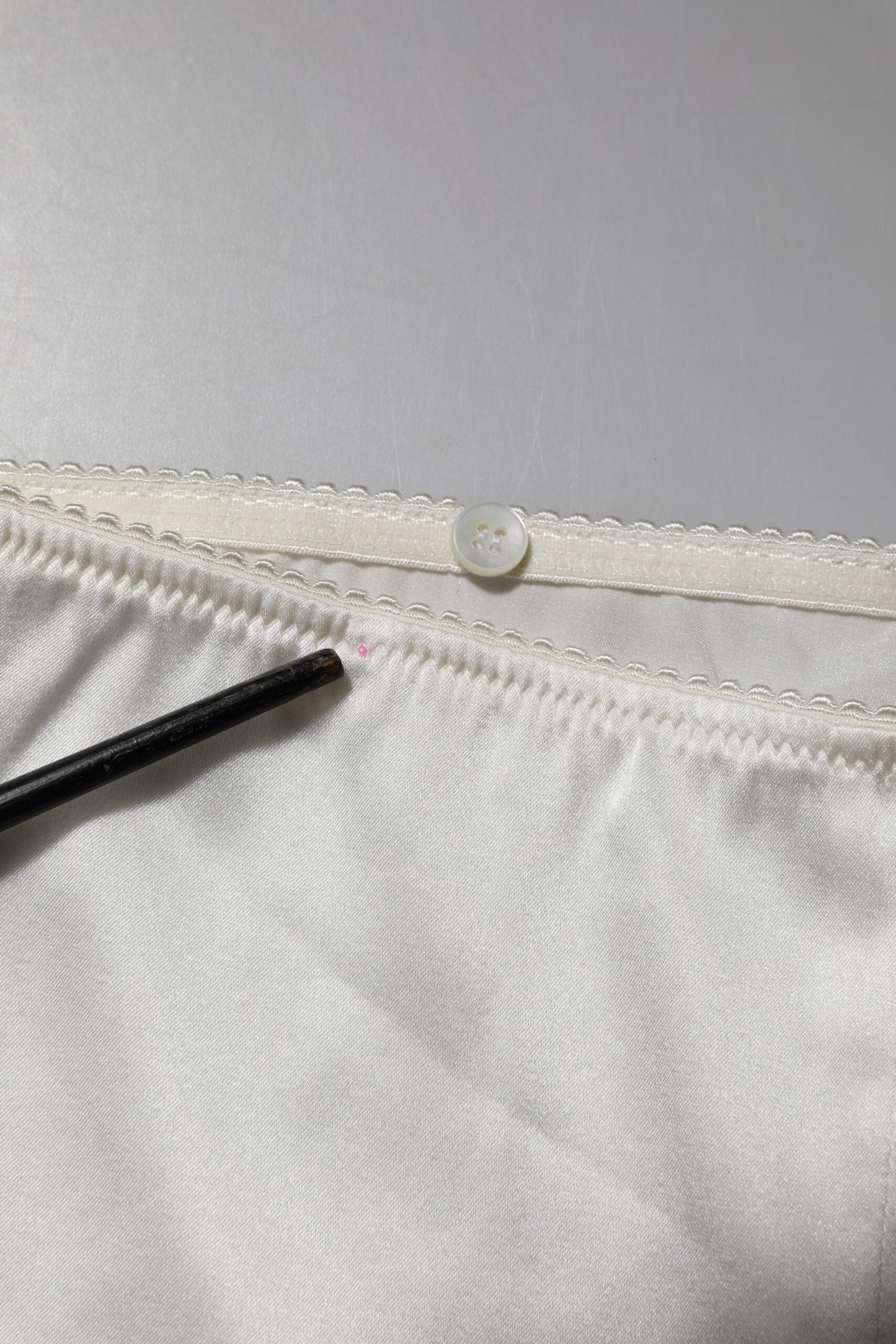 Dolce &amp; Gabbana – Konische Hose aus elfenbeinfarbener Seide mit hoher Taille