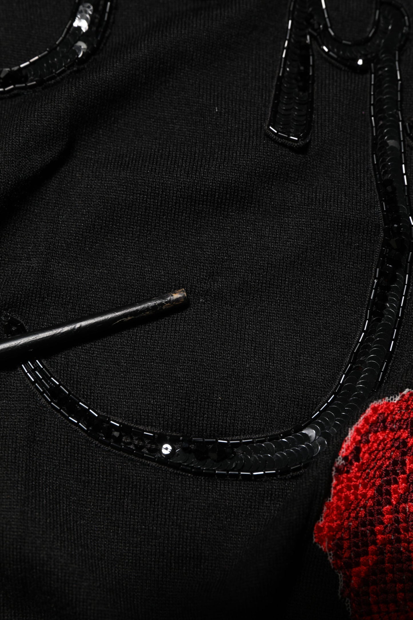 Dolce &amp; Gabbana – Blusenoberteil mit schwarzen Rosen und Paillettenverzierungen