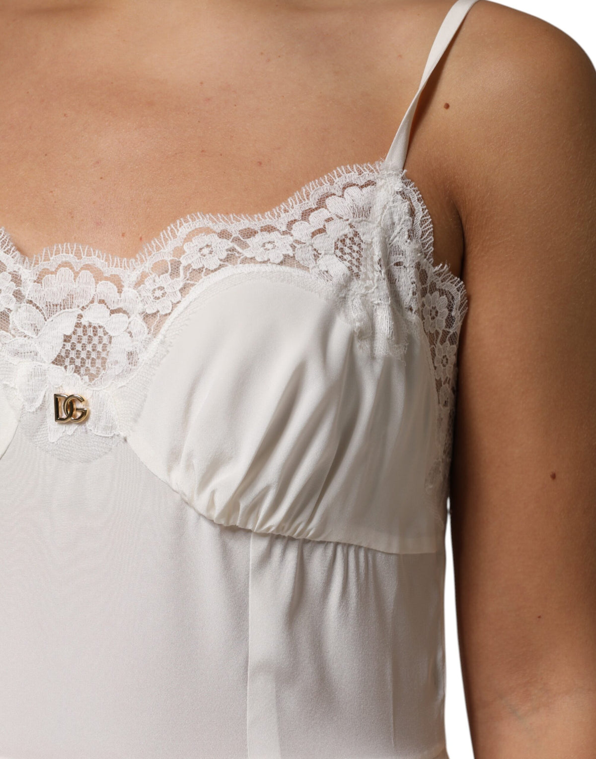 Dolce &amp; Gabbana – Nachtwäsche aus Seide mit weißem Spitzen- und goldenem DG-Logo