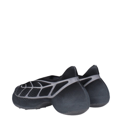 Sportliche Sneakers aus grauem Stoff von Givenchy