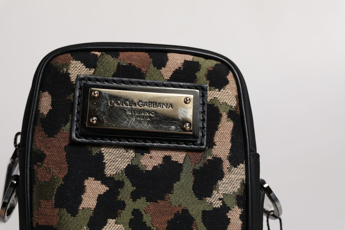Dolce &amp; Gabbana – Mehrfarbige Umhängetasche aus Jacquard mit Leopardenmuster und Logo-Schild