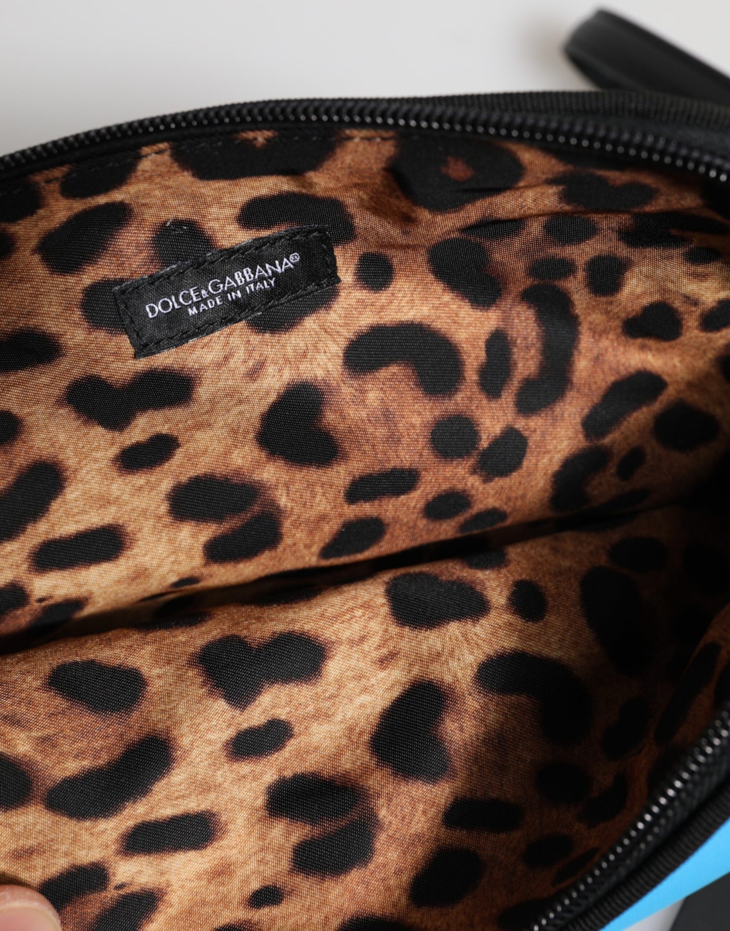 Dolce &amp; Gabbana, blaue Clutch aus Nylon mit DG-Logo-Print und Reißverschluss