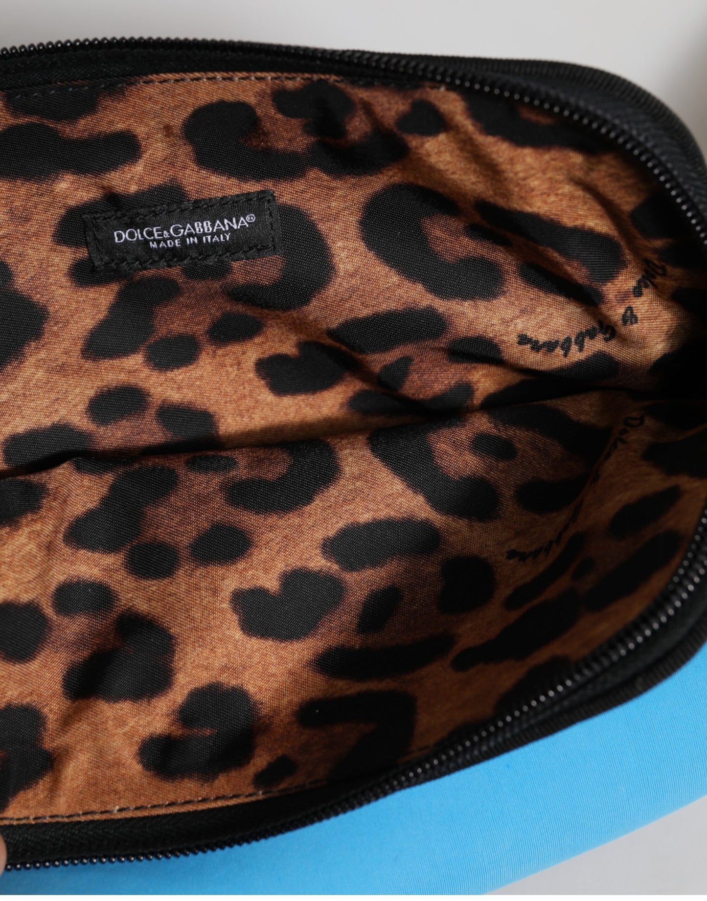 Dolce &amp; Gabbana, blaue Clutch aus Nylon mit DG-Logo-Print und Reißverschluss