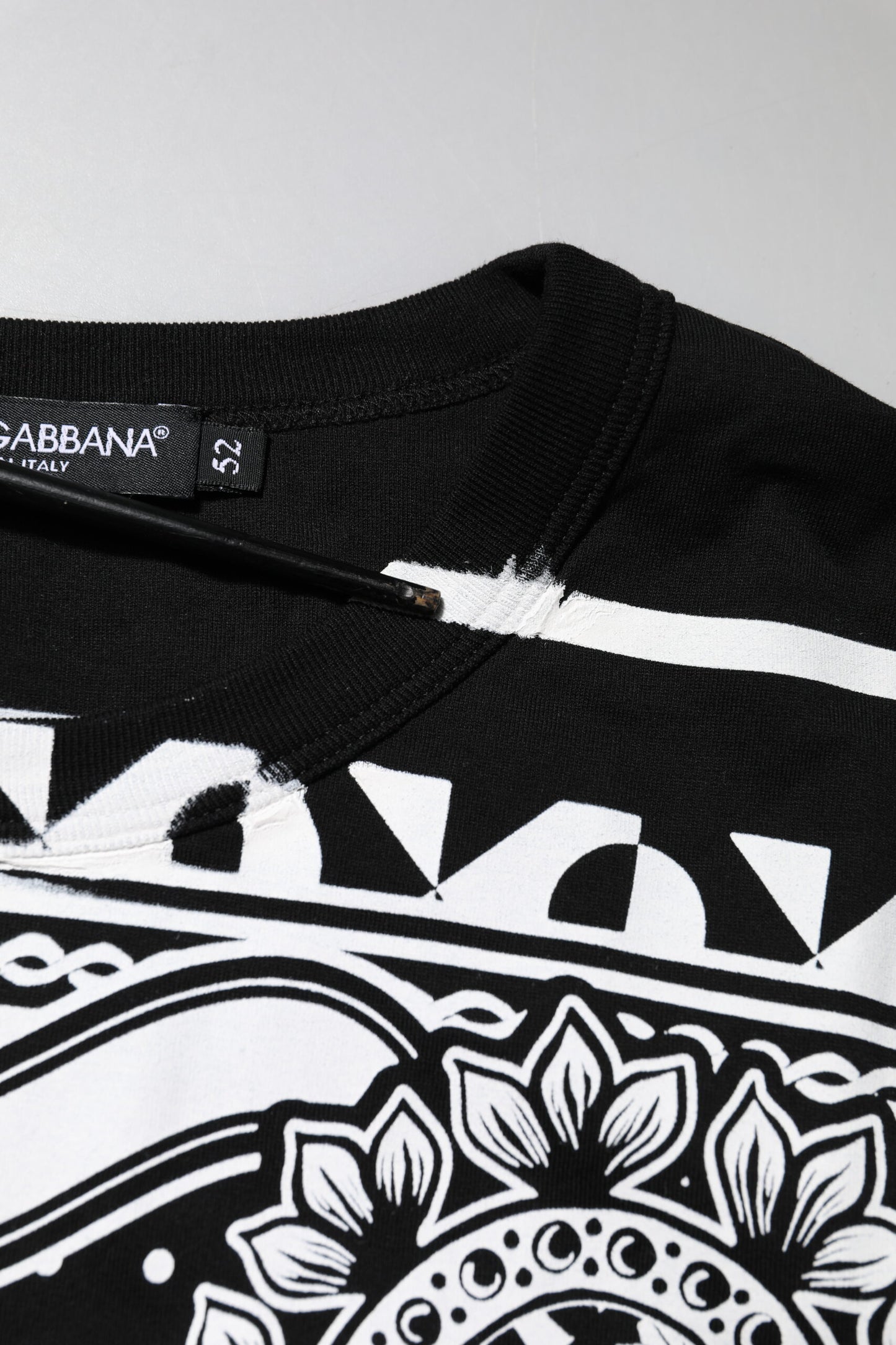 Dolce &amp; Gabbana – Schwarzes Baumwoll-T-Shirt mit Rundhalsausschnitt und Bandana-Print