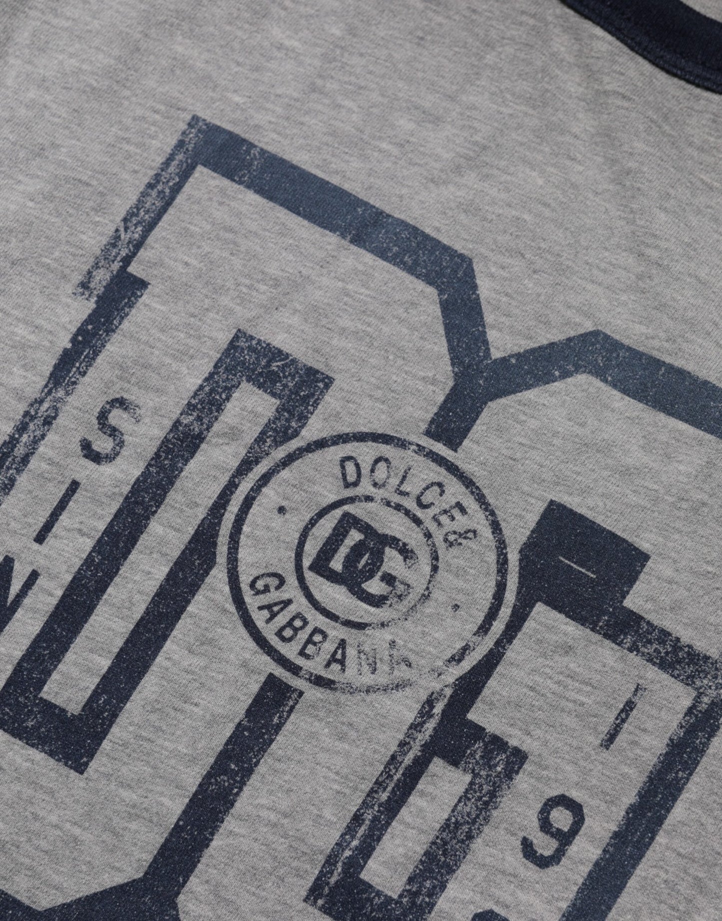 Dolce &amp; Gabbana Graues T-Shirt mit Rundhalsausschnitt aus Baumwolle mit DG-Grafikdruck