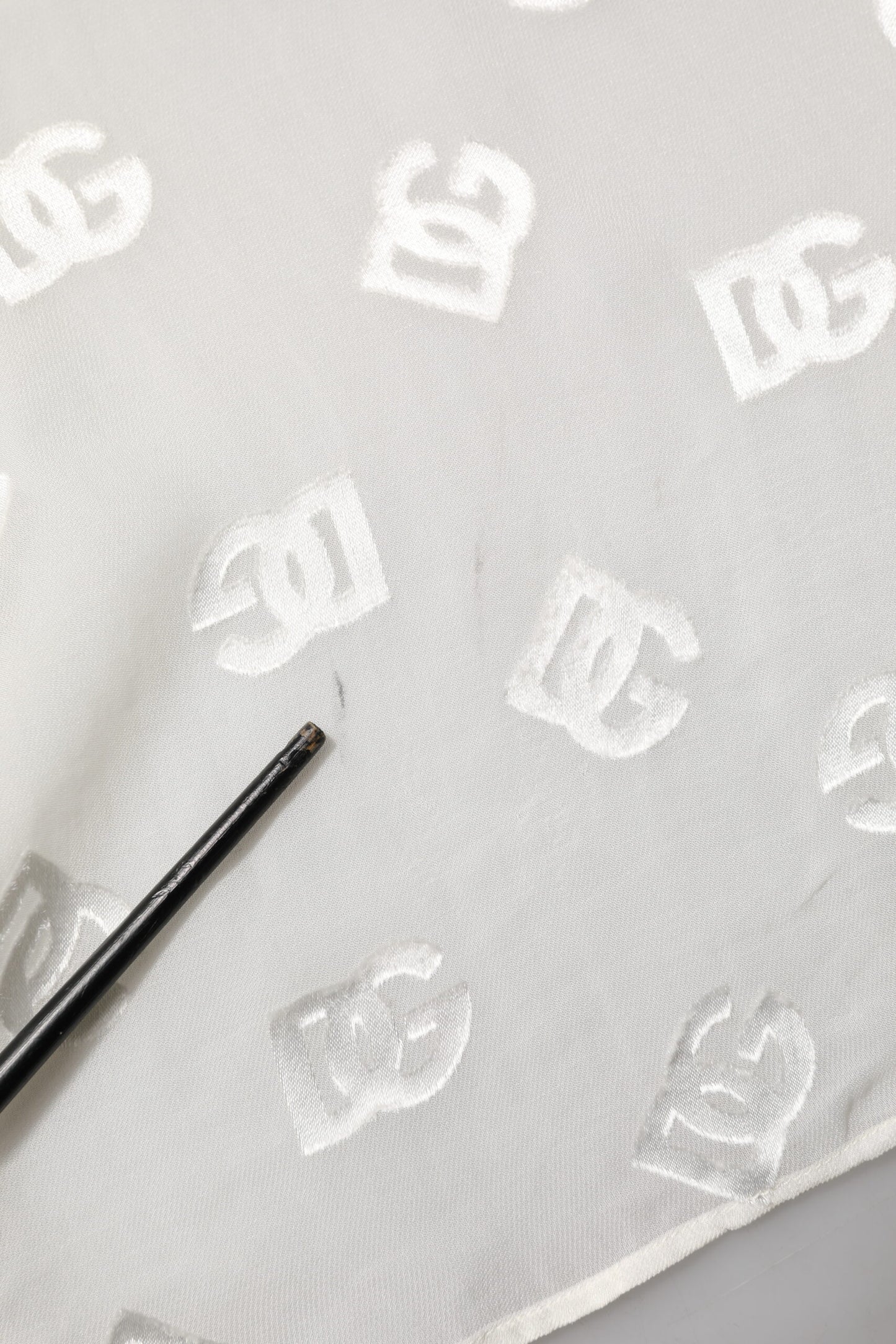 Dolce &amp; Gabbana – Oberteil mit Ascot-Kragen und Logo-Monogramm in gebrochenem Weiß