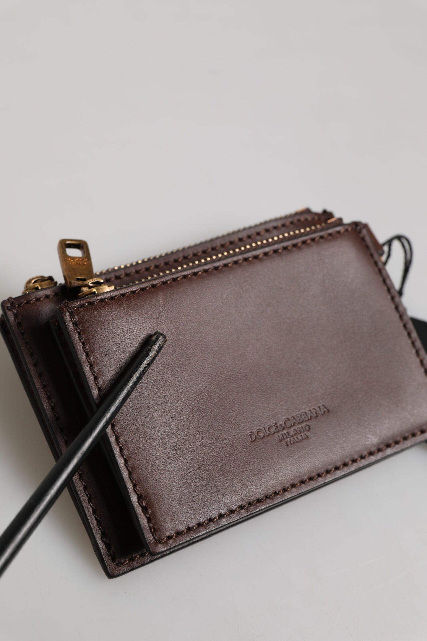 Dolce &amp; Gabbana Braunes Kalbsleder mit Reißverschluss und Logo-Schlüsselanhänger, Münzgeldbörse für Herren