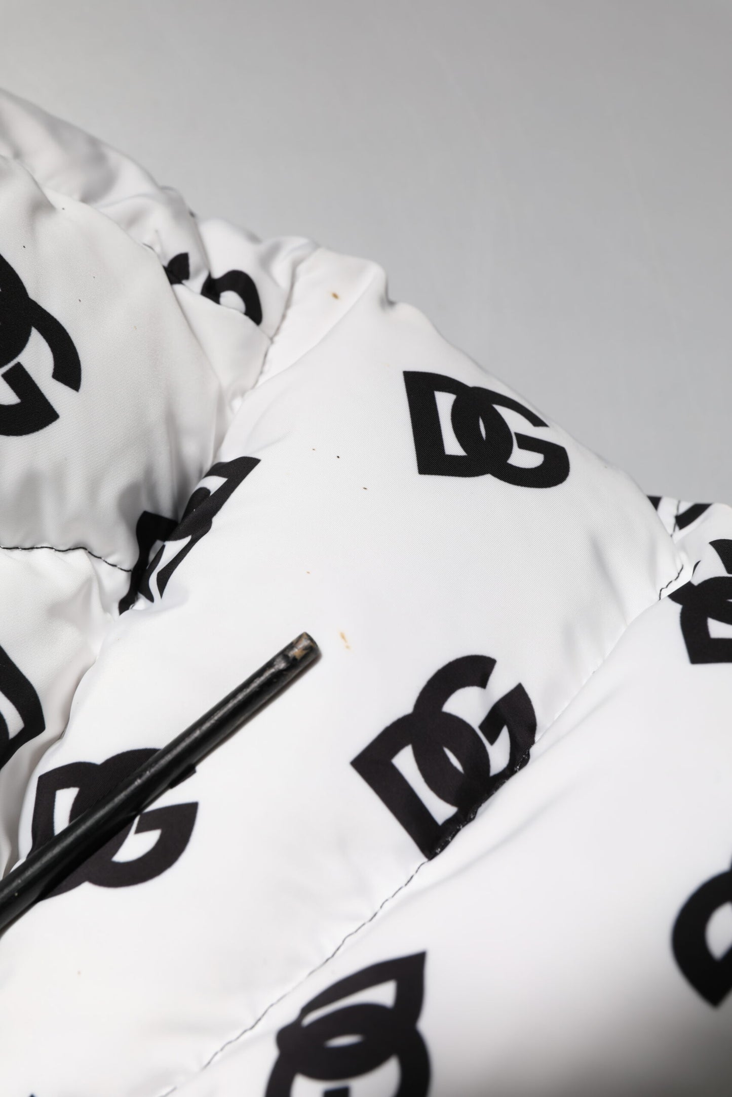 Dolce &amp; Gabbana – Weiße Steppjacke mit durchgehendem Reißverschluss und DG-Monogramm