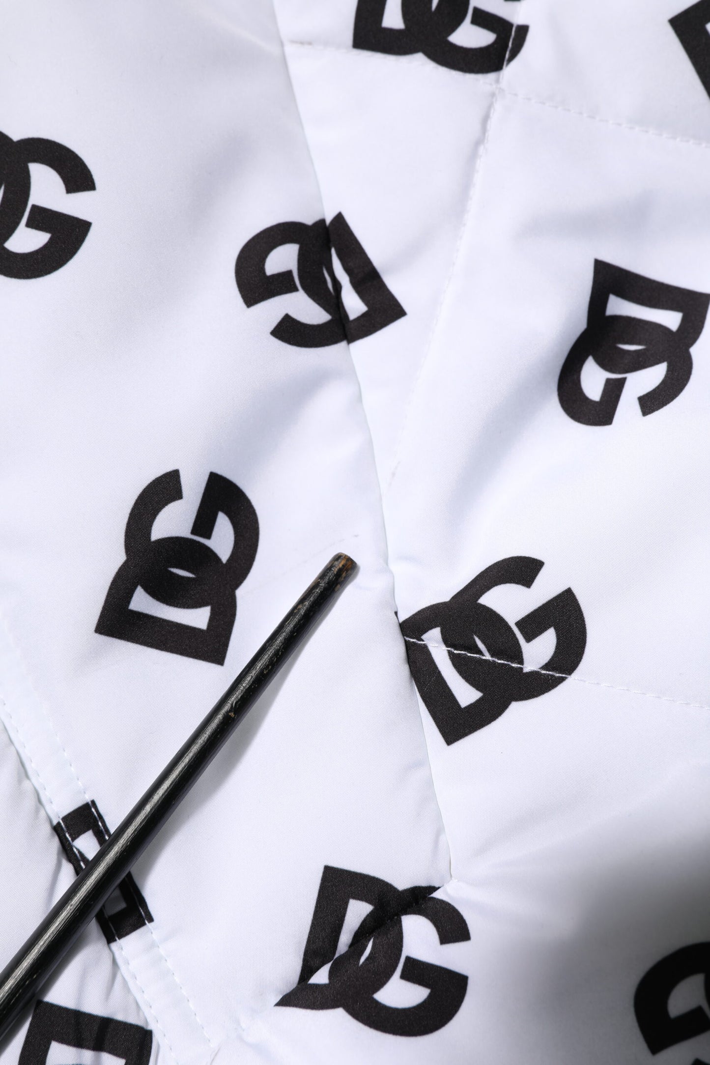 Dolce &amp; Gabbana – Weiße Steppjacke mit DG-Monogramm und Kapuze