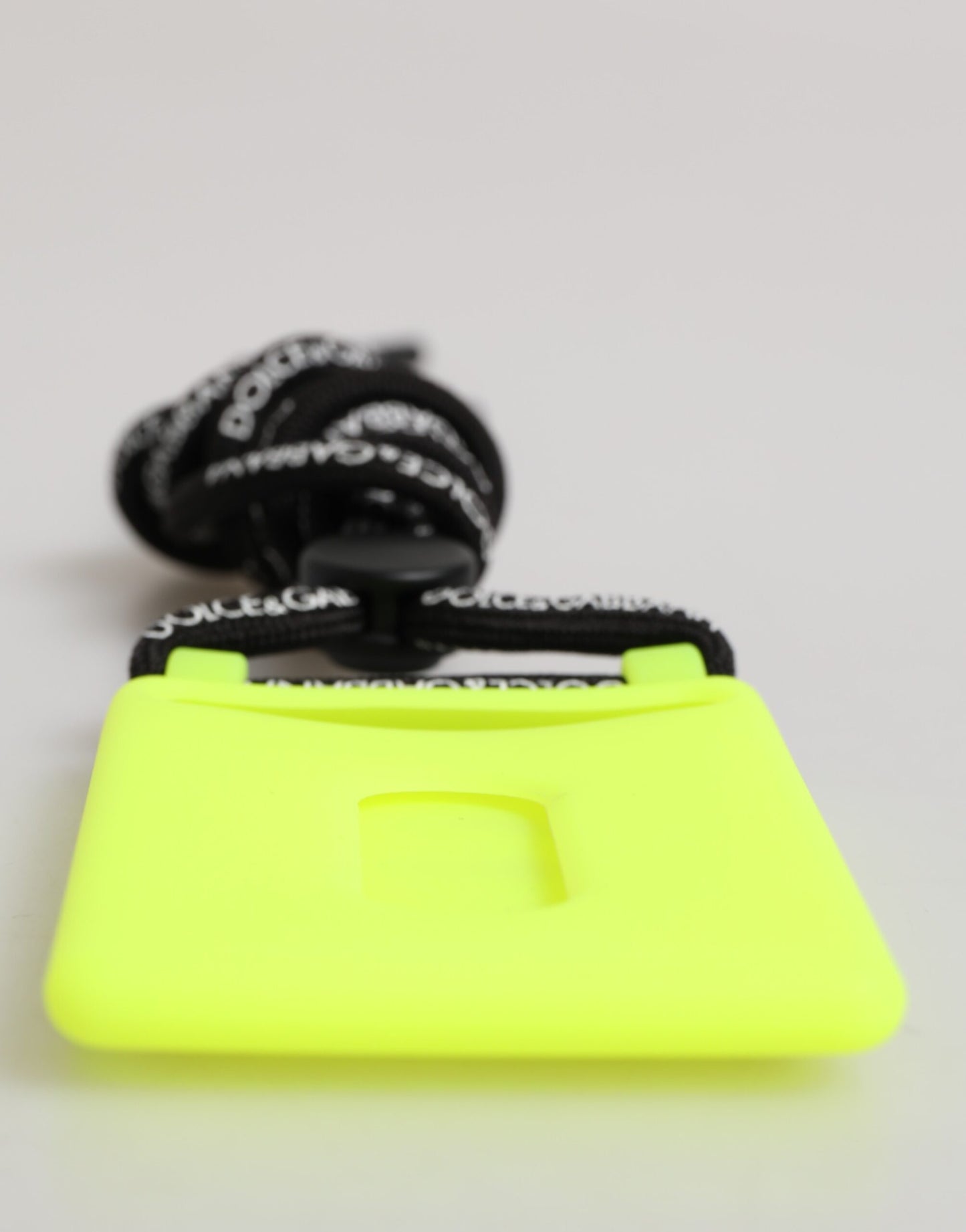 Dolce &amp; Gabbana – Verstellbarer Ausweishalter aus Gummi mit DG-Prägung in Gelbgrün