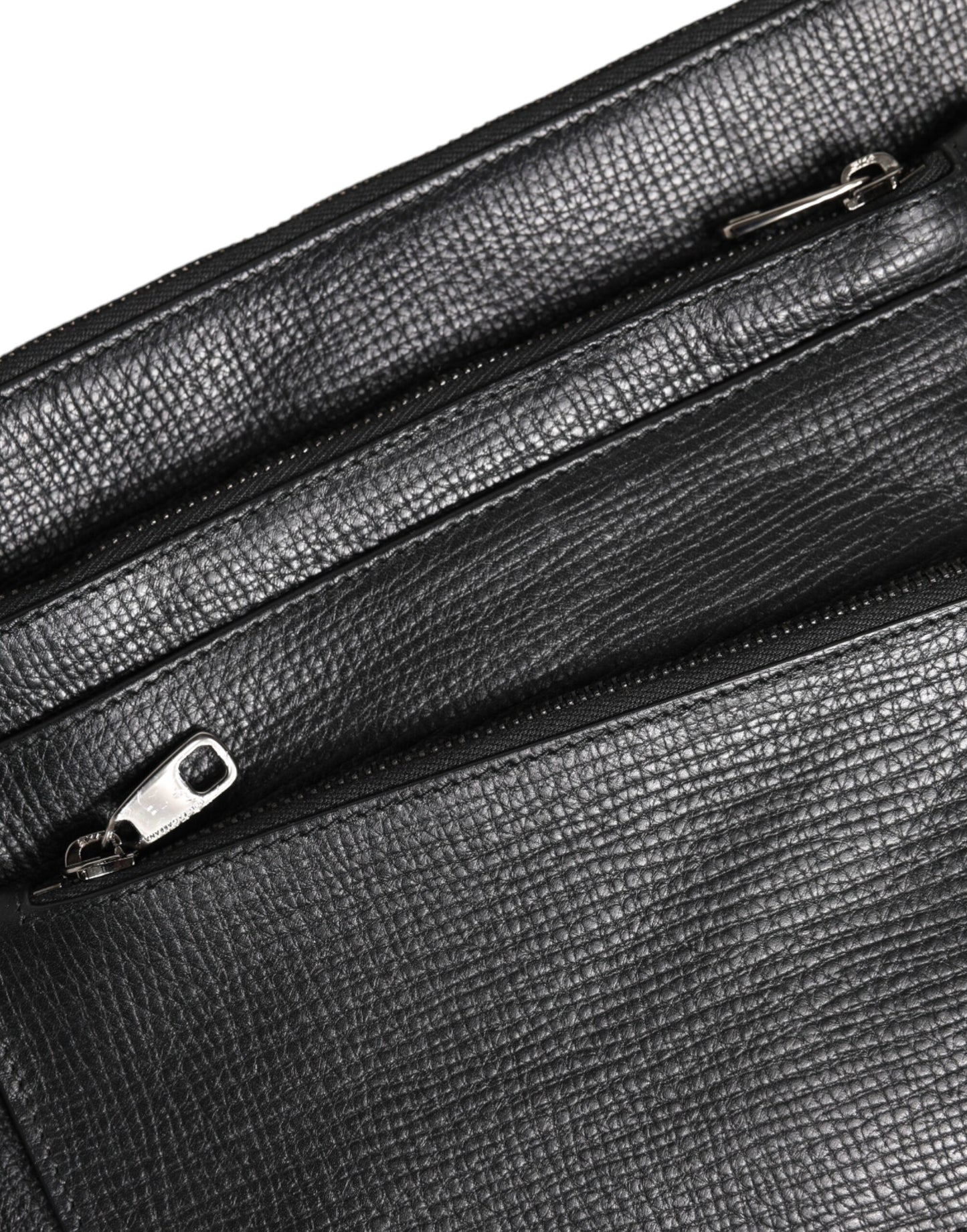 Dolce &amp; Gabbana Schultertasche aus schwarzem Palmellato-Leder mit Logoplakette