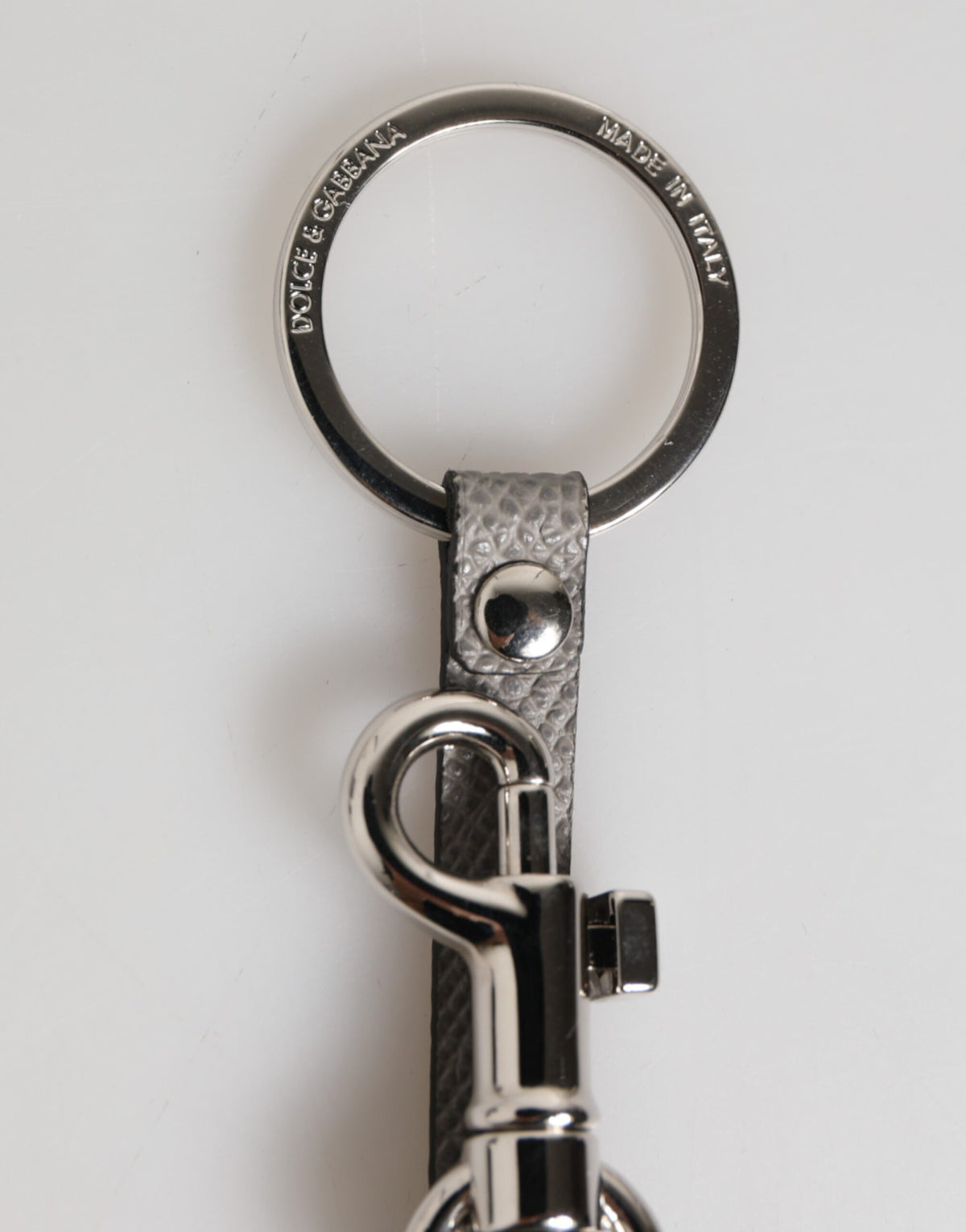 Dolce &amp; Gabbana Schlüsselanhänger aus grauem Leder mit Logo und Metallring für Herren